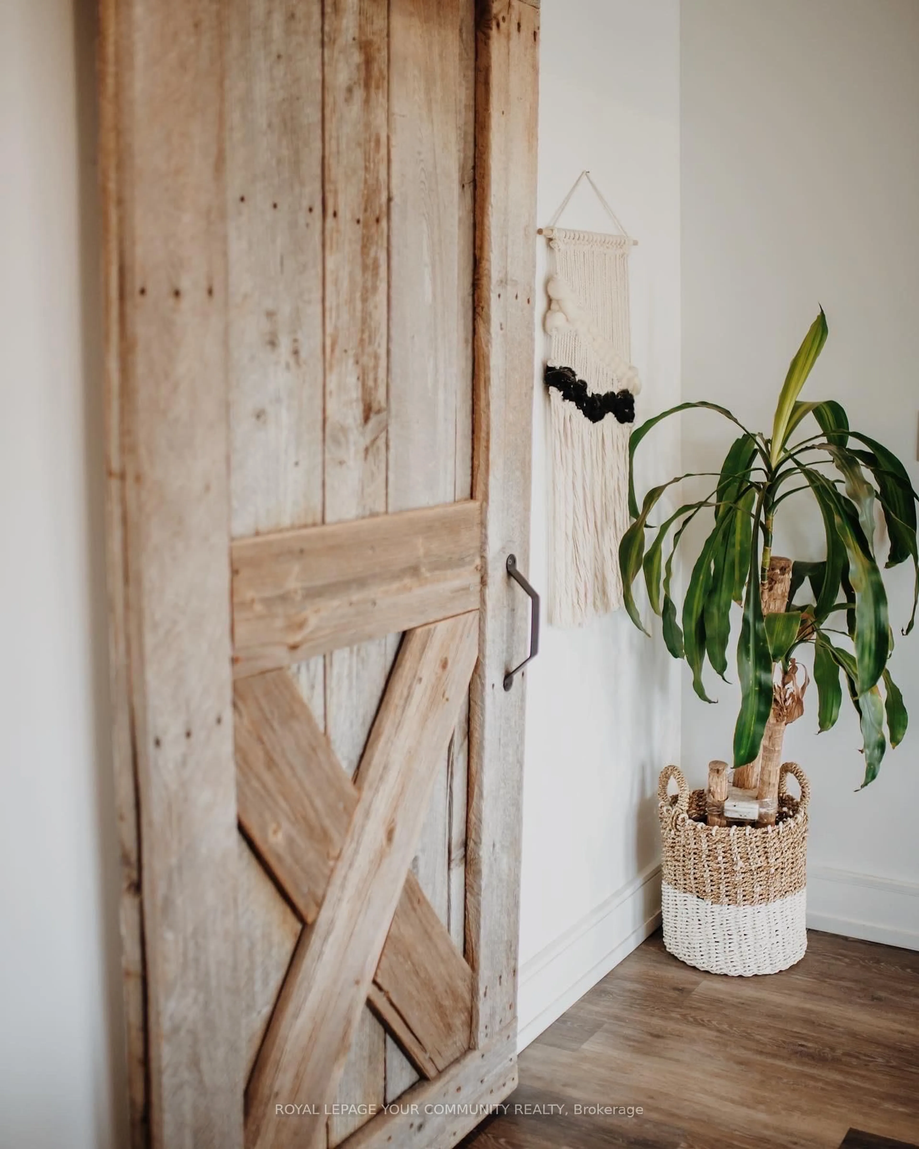 Indoor entryway for 40 Fort York Blvd #TH G05, Toronto Ontario M5V 3Z3