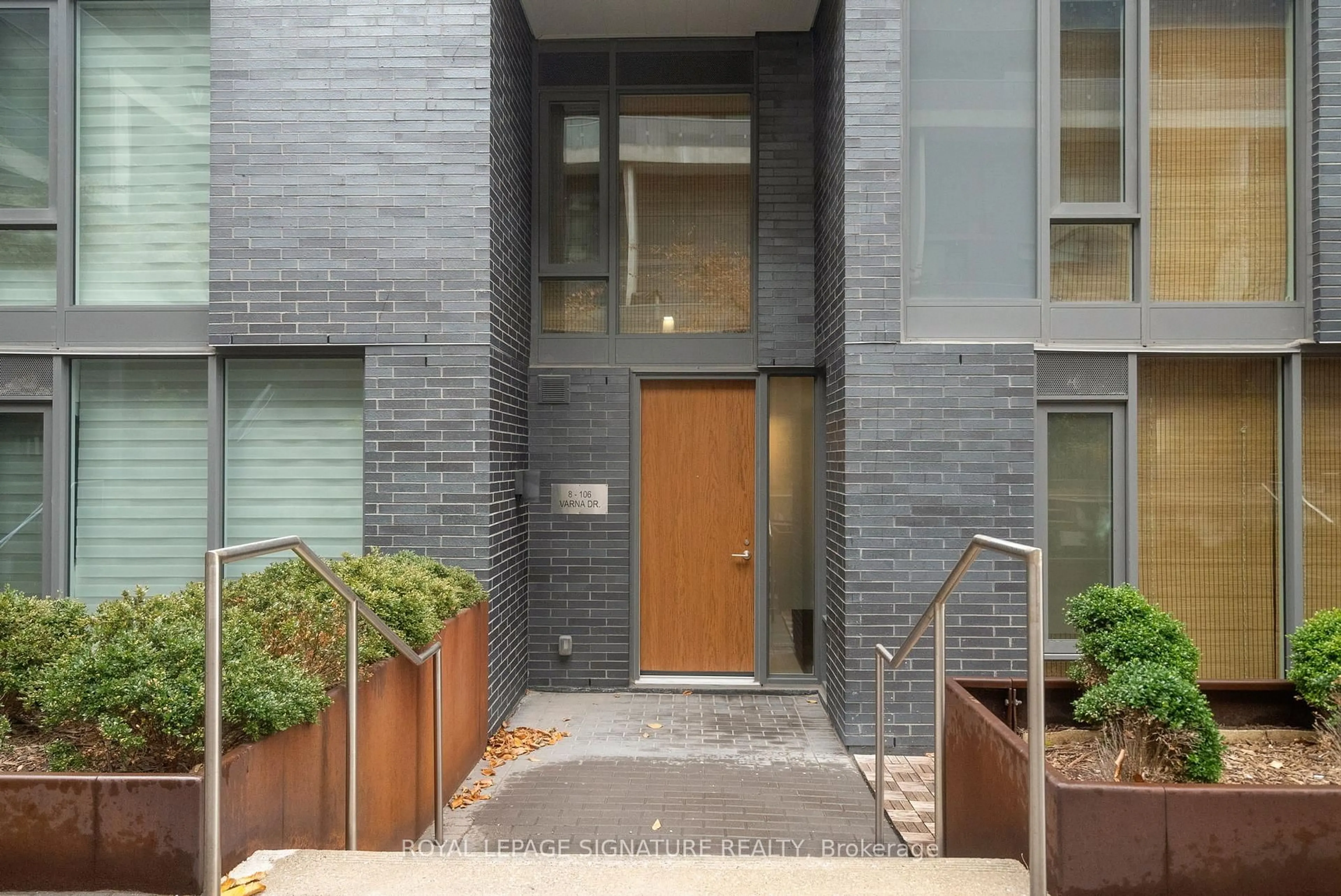 Unknown for 106 Varna Dr #8, Toronto Ontario M6A 0C8