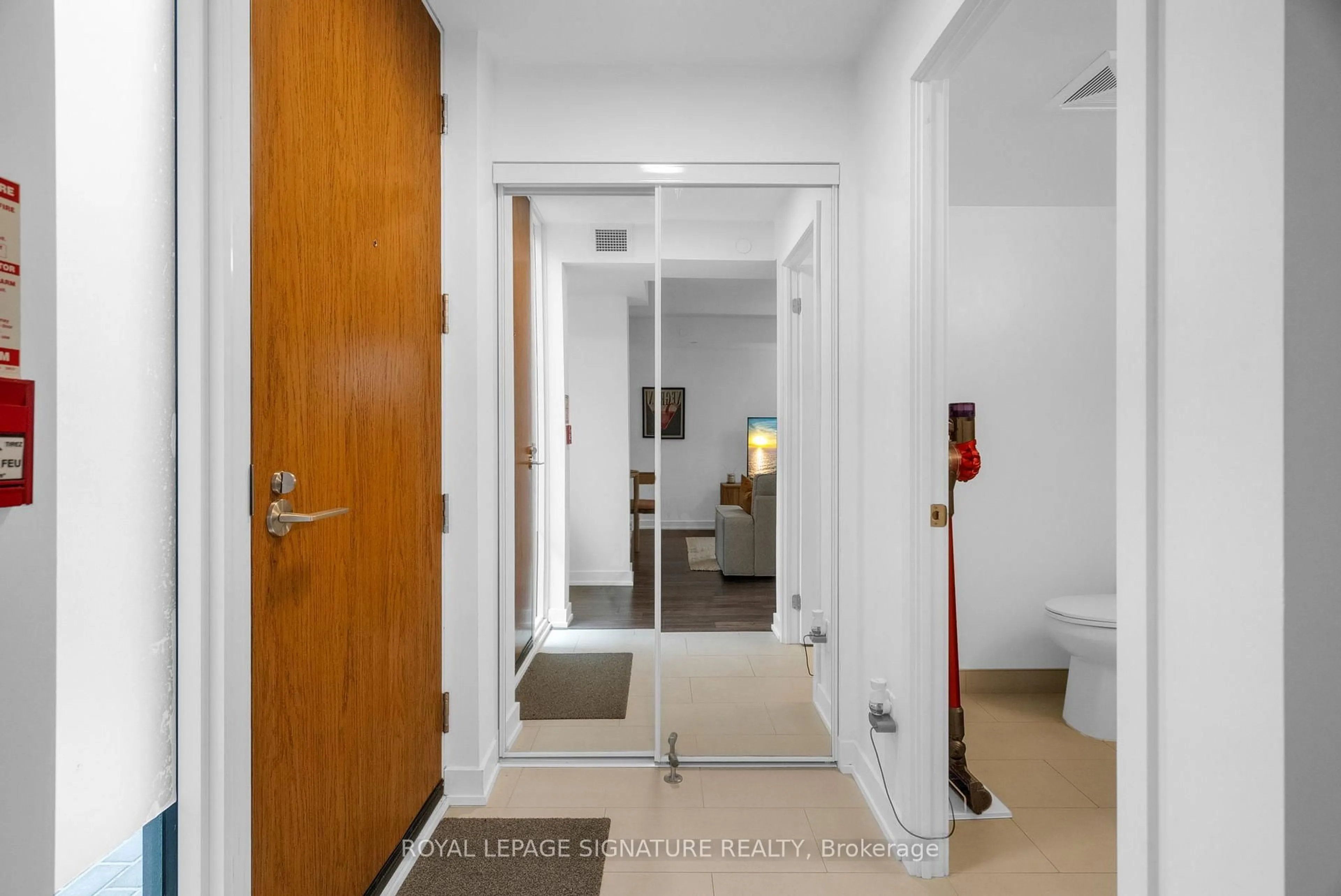 Indoor foyer for 106 Varna Dr #8, Toronto Ontario M6A 0C8