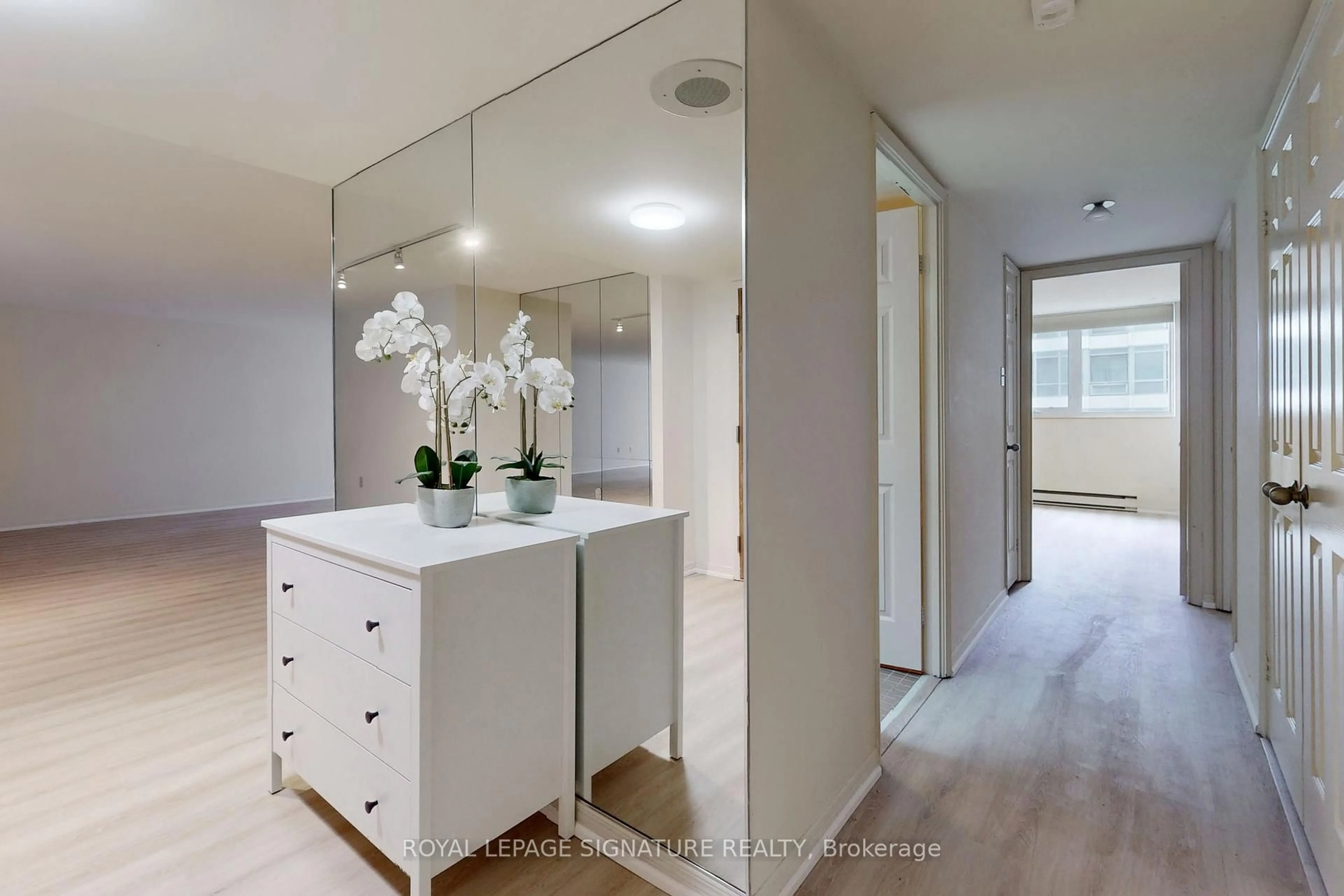 Indoor entryway for 360 Bloor St #1107, Toronto Ontario M4W 3M3