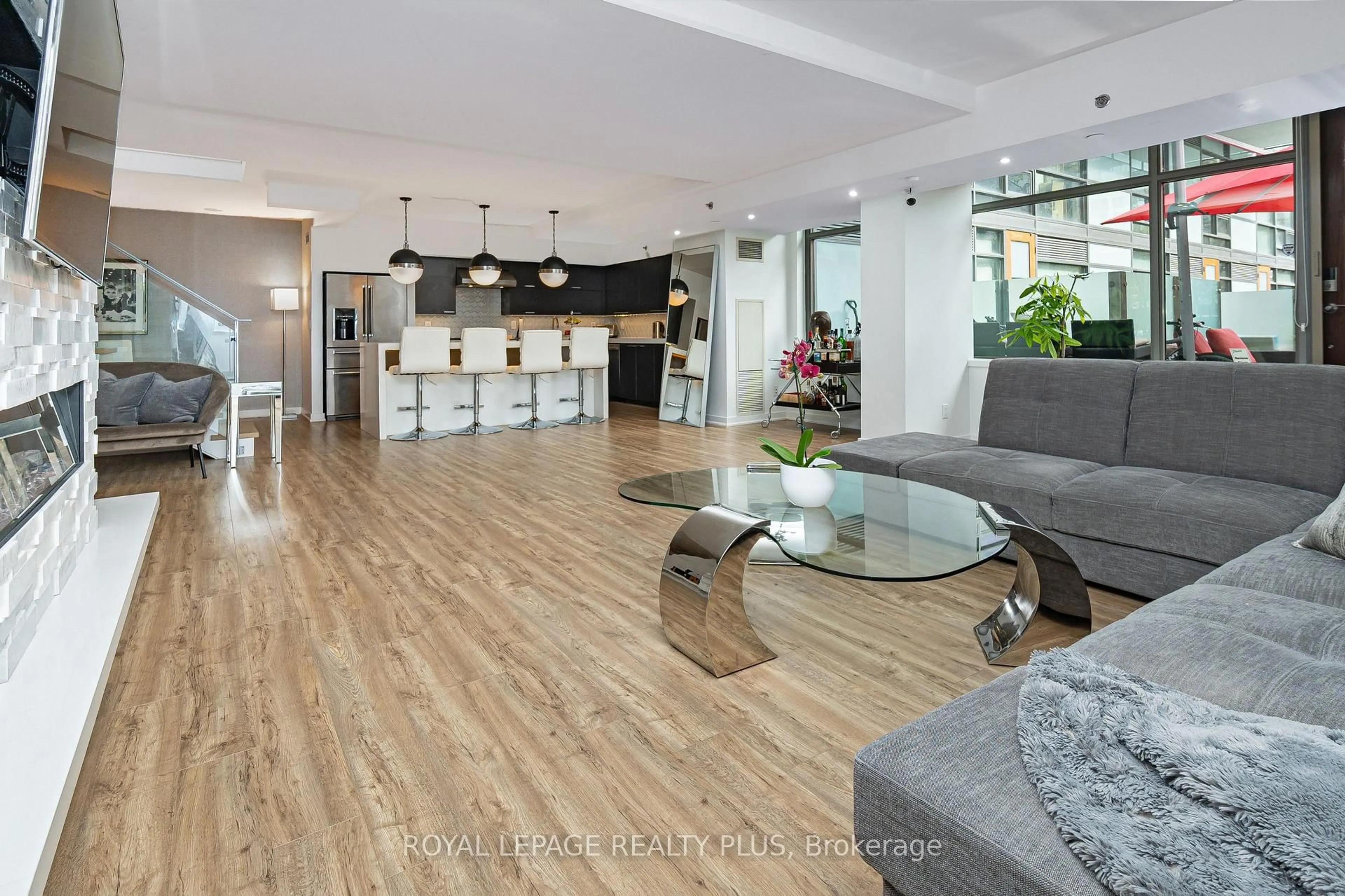 Open concept kitchen, wood/laminate floor for 55 Stewart St #117, Toronto Ontario M5V 2V1