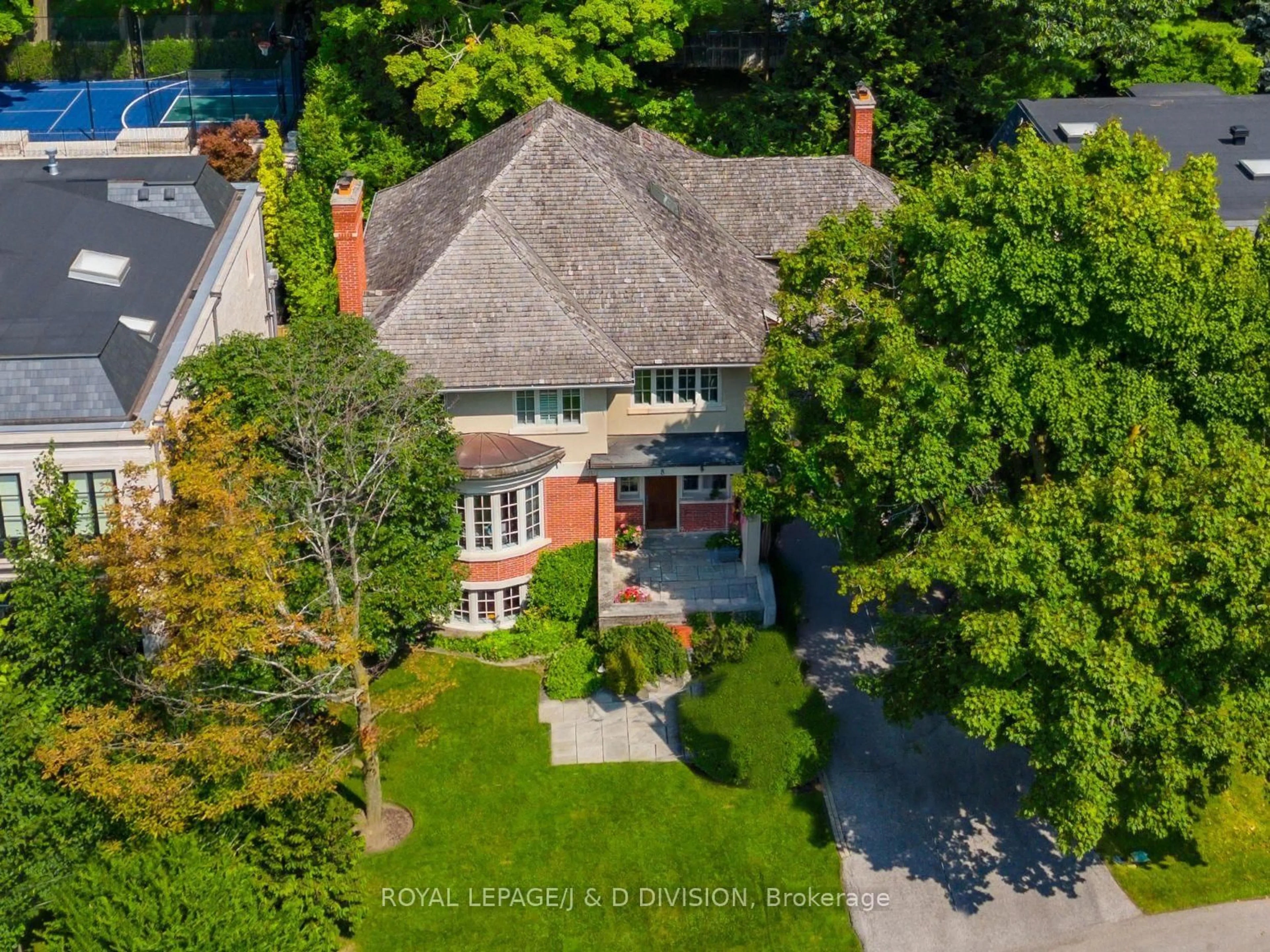 A pic from outside/outdoor area/front of a property/back of a property/a pic from drone, street for 8 Glenallan Rd, Toronto Ontario M4N 1G7