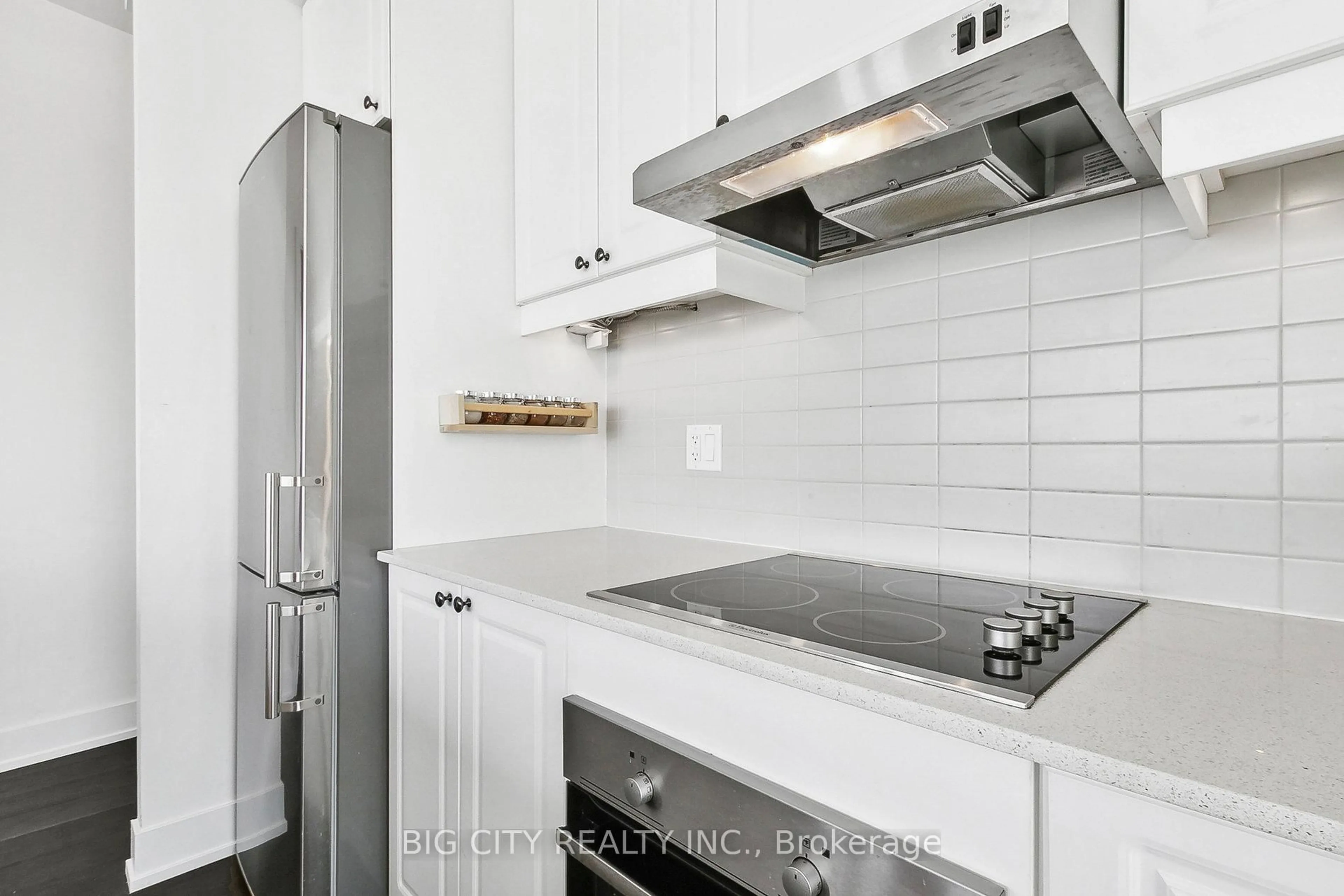 Standard kitchen, ceramic/tile floor for 7 Kenaston Gdns #713, Toronto Ontario M2K 1G7