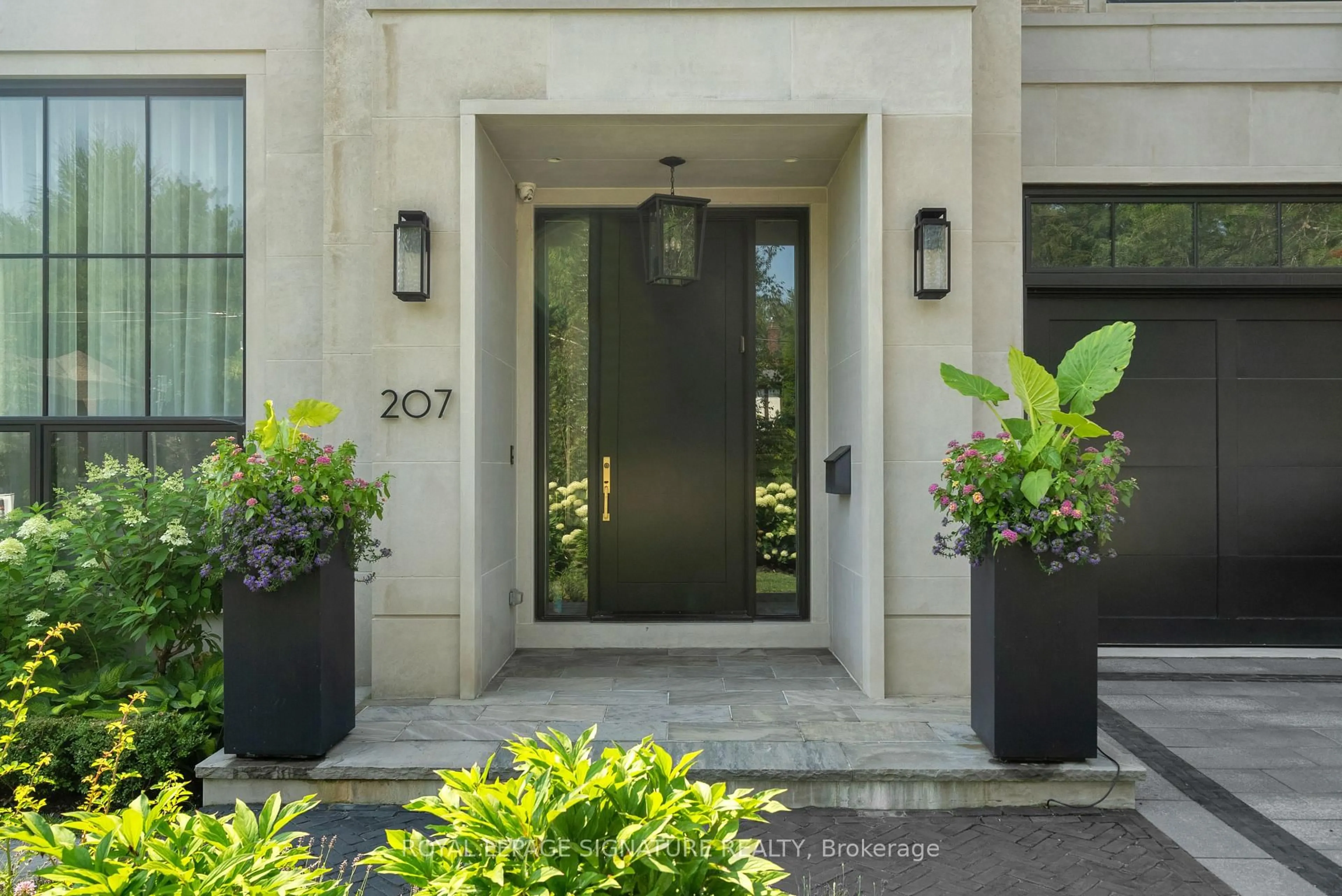 Indoor entryway for 207 Strathallan Blvd, Toronto Ontario M1N 1T3
