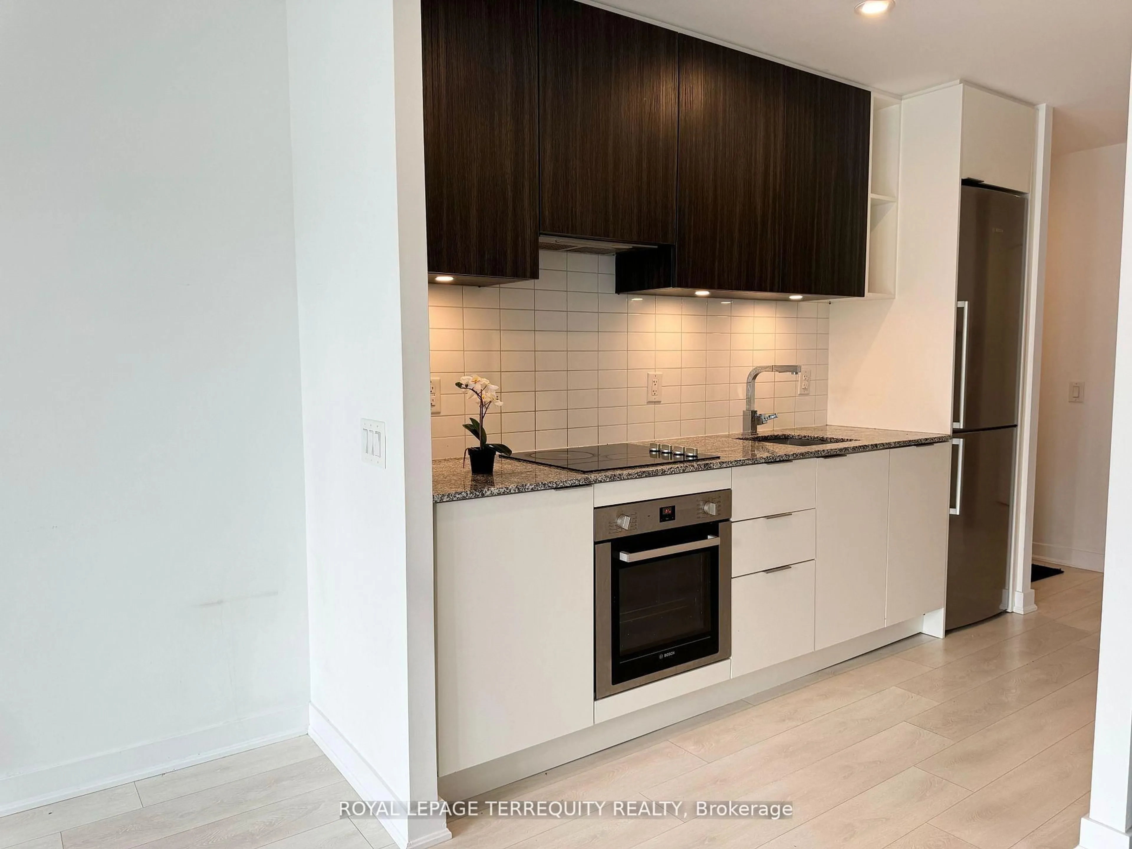 Standard kitchen, wood/laminate floor for 120 Parliament St #421, Toronto Ontario M5A 0N6
