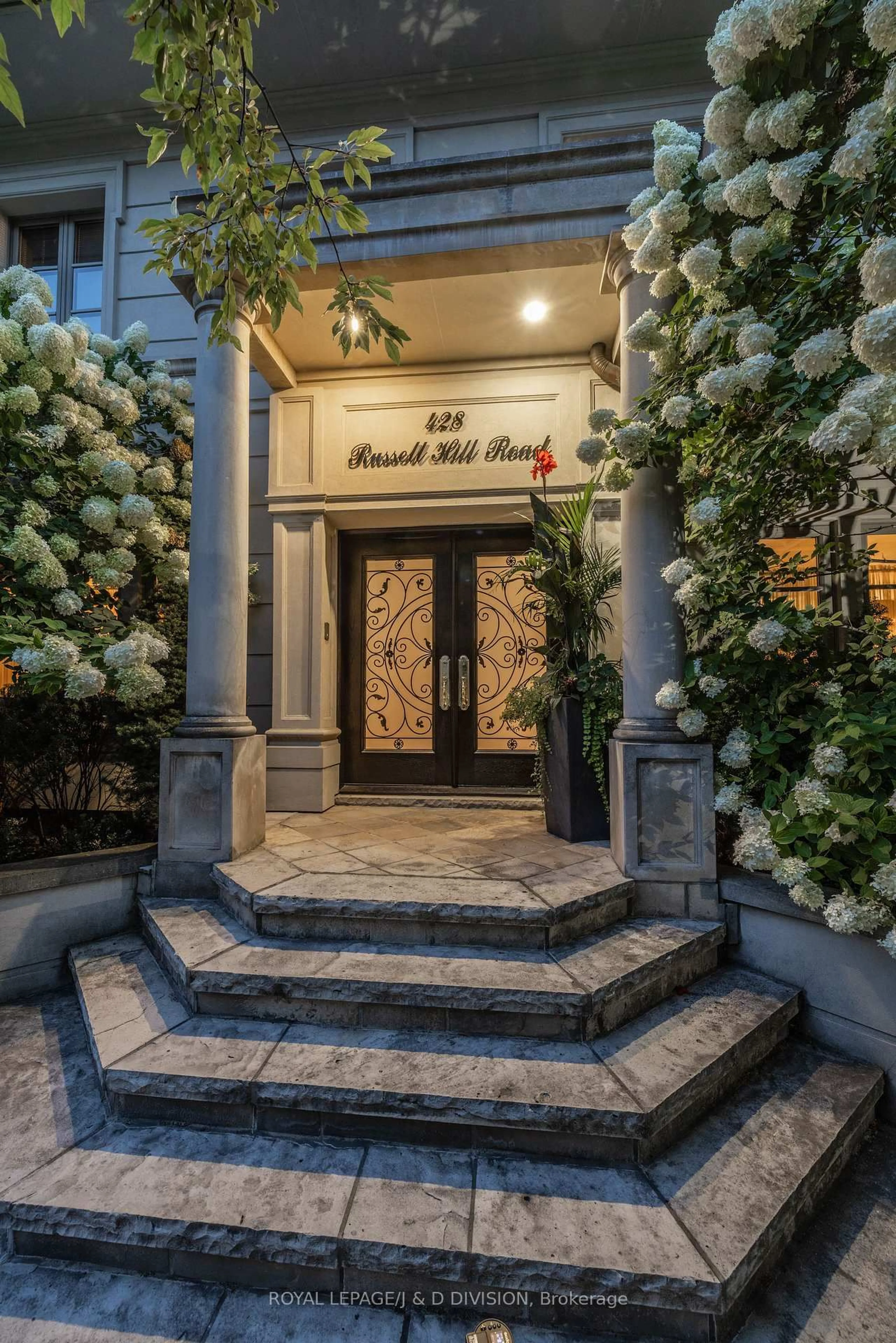 Indoor foyer for 428 Russell Hill Rd, Toronto Ontario M5P 2S3