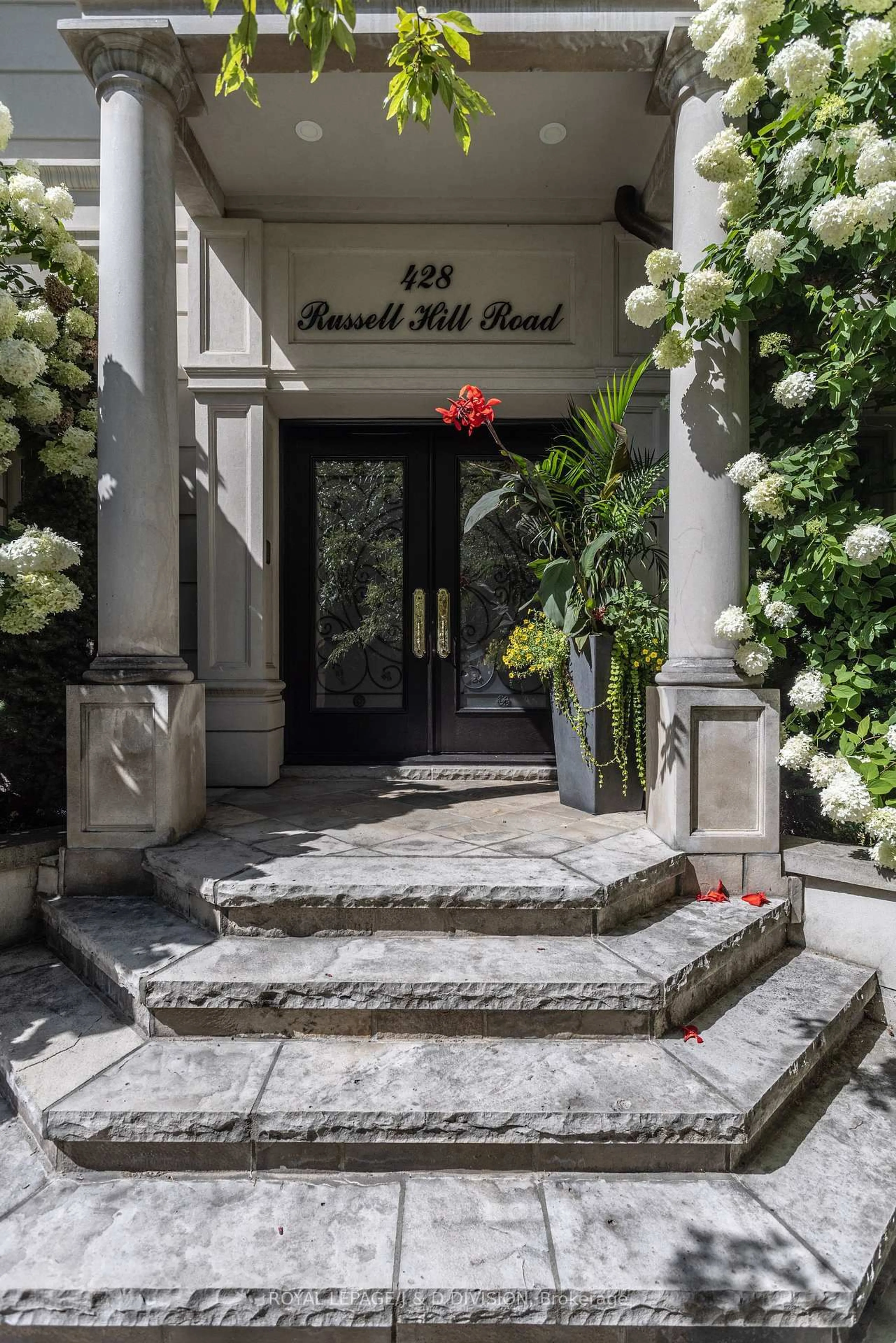 Indoor foyer for 428 Russell Hill Rd, Toronto Ontario M5P 2S3