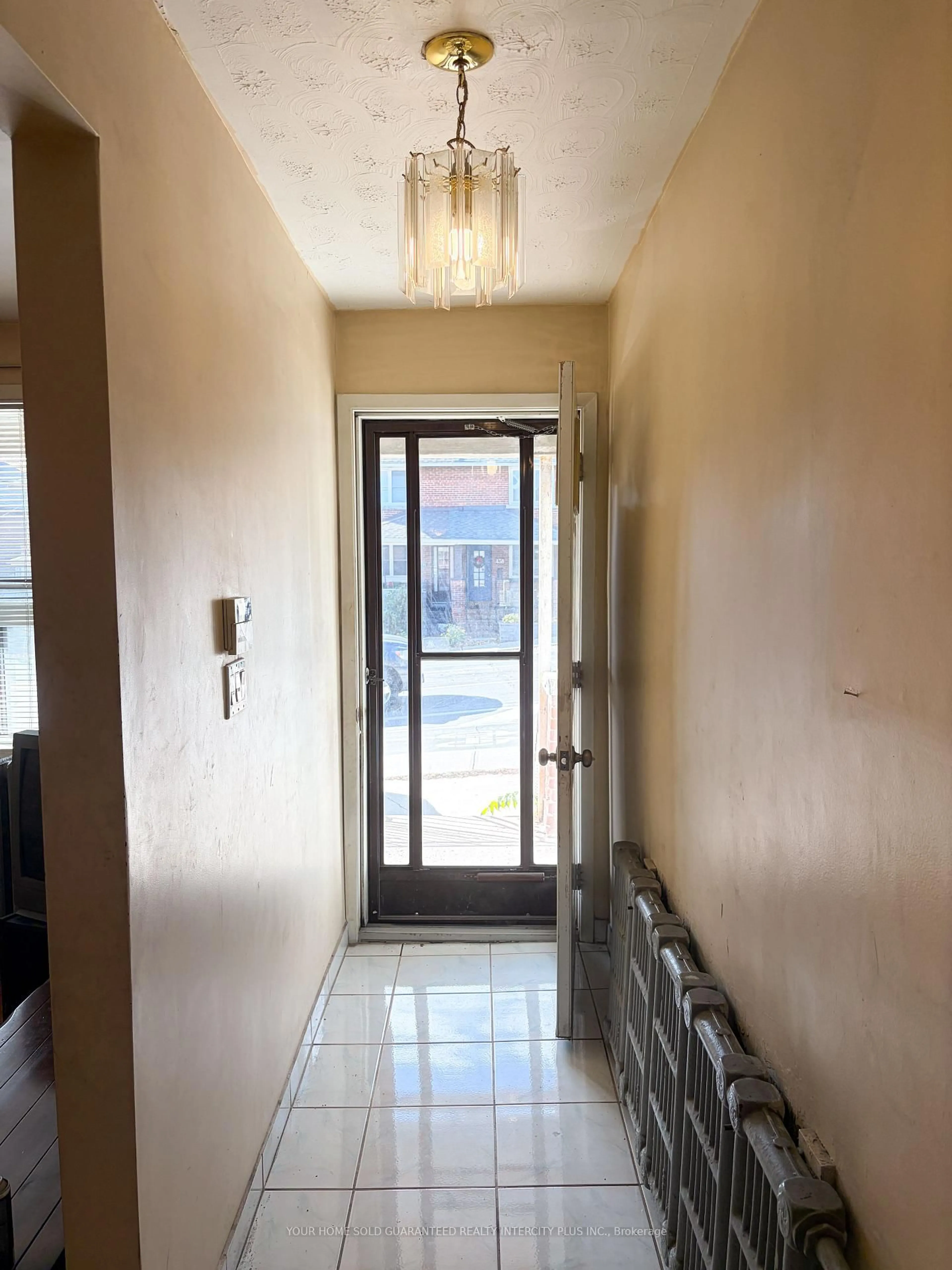 Indoor entryway for 447 Christie St, Toronto Ontario M6G 3C7