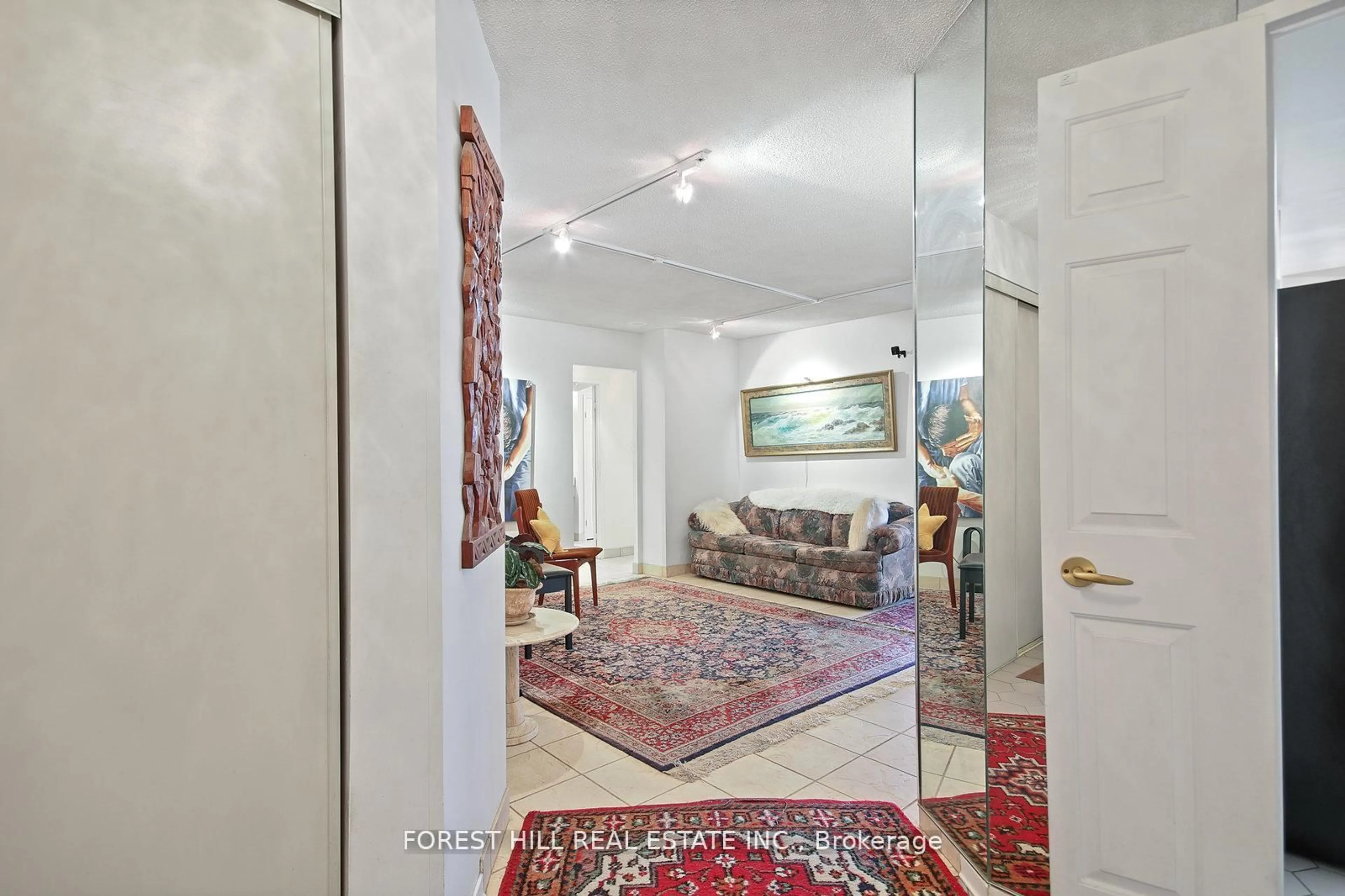 Indoor foyer for 130 Carlton St #1101, Toronto Ontario M5A 4K3