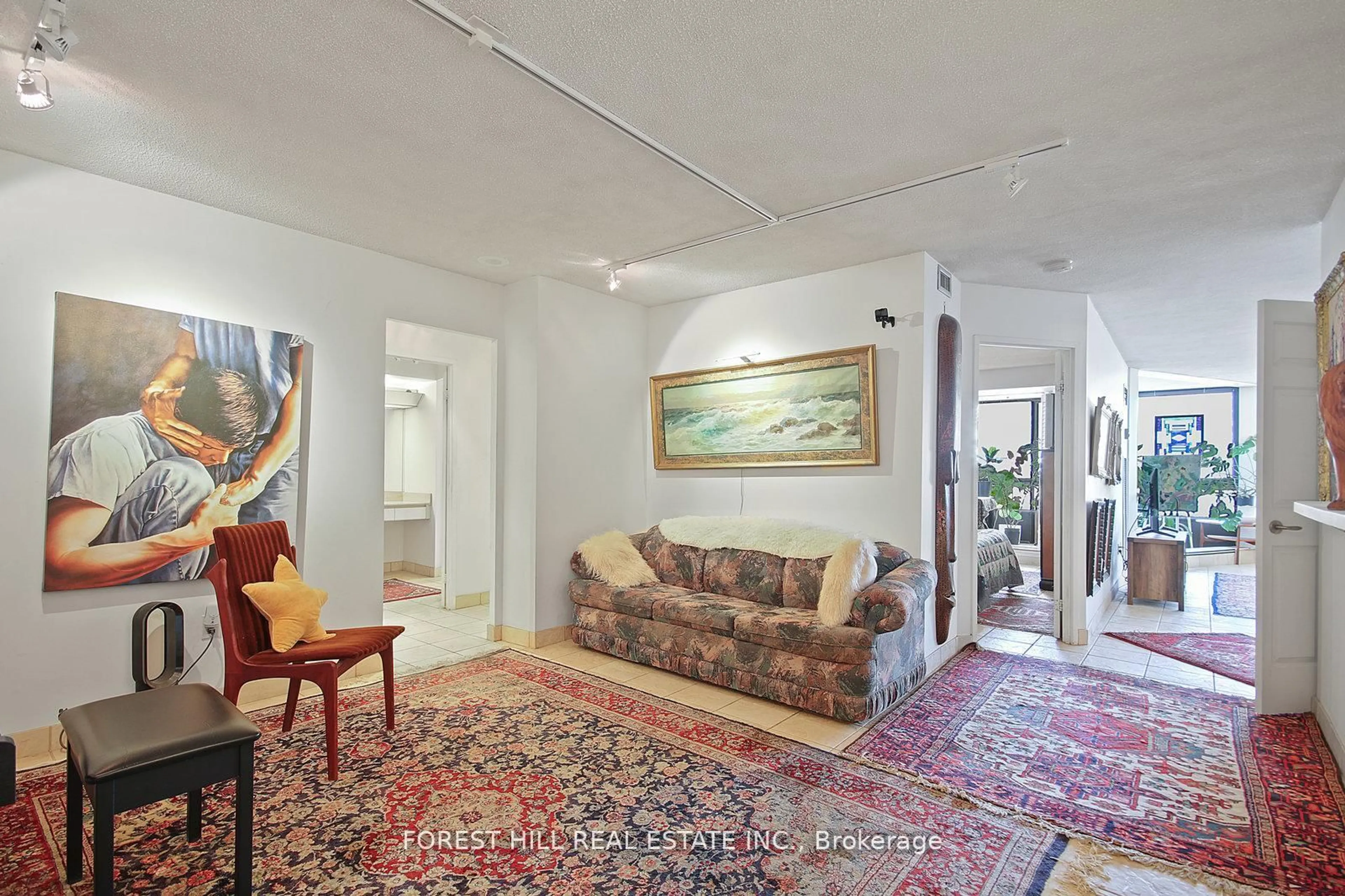 Indoor foyer for 130 Carlton St #1101, Toronto Ontario M5A 4K3