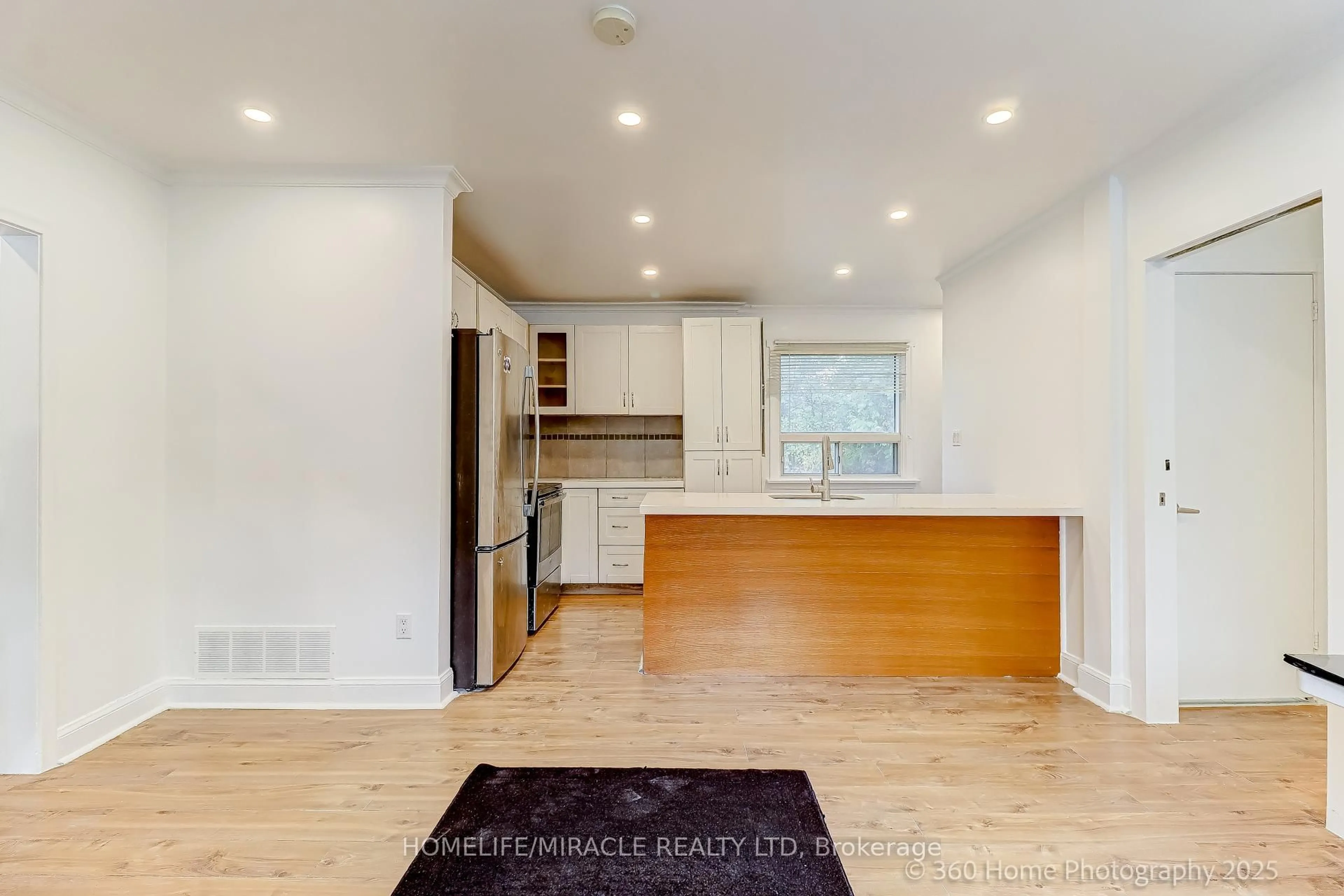 Open concept kitchen, wood/laminate floor for 106 Johnston Ave, Toronto Ontario M2N 1H2