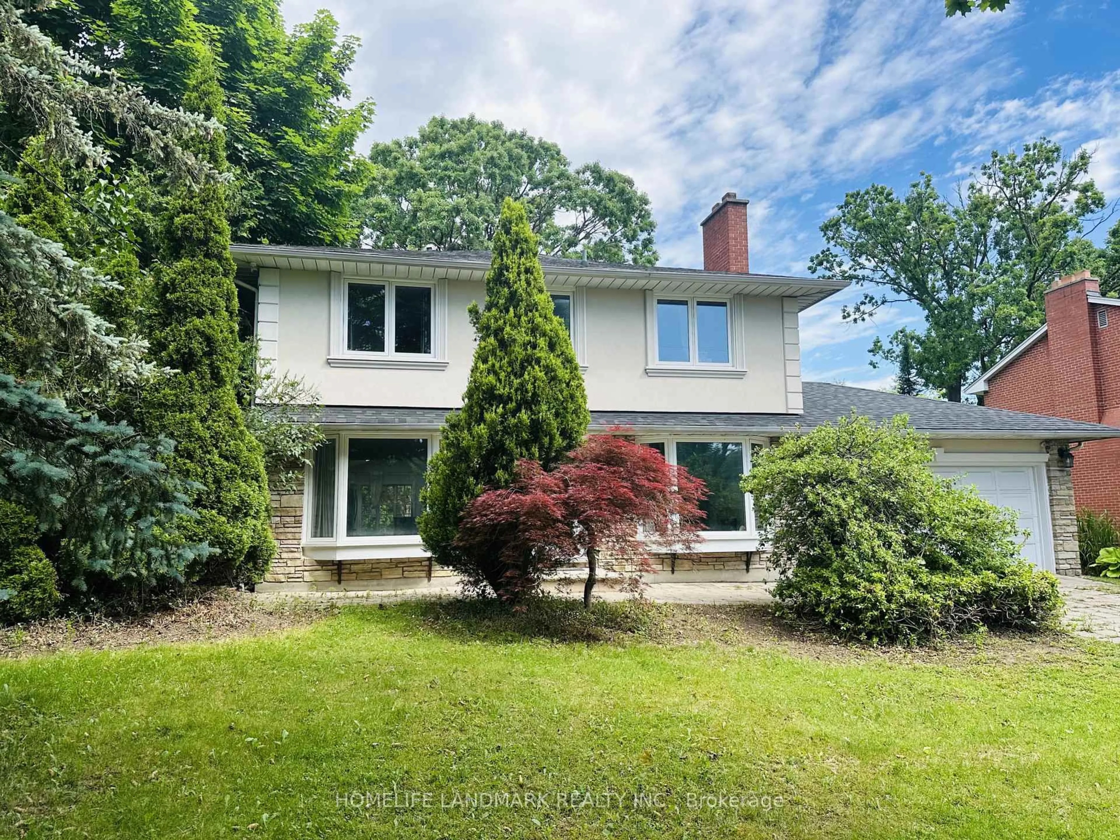 A pic from outside/outdoor area/front of a property/back of a property/a pic from drone, street for 125 Bannatyne Dr, Toronto Ontario M2L 2P5