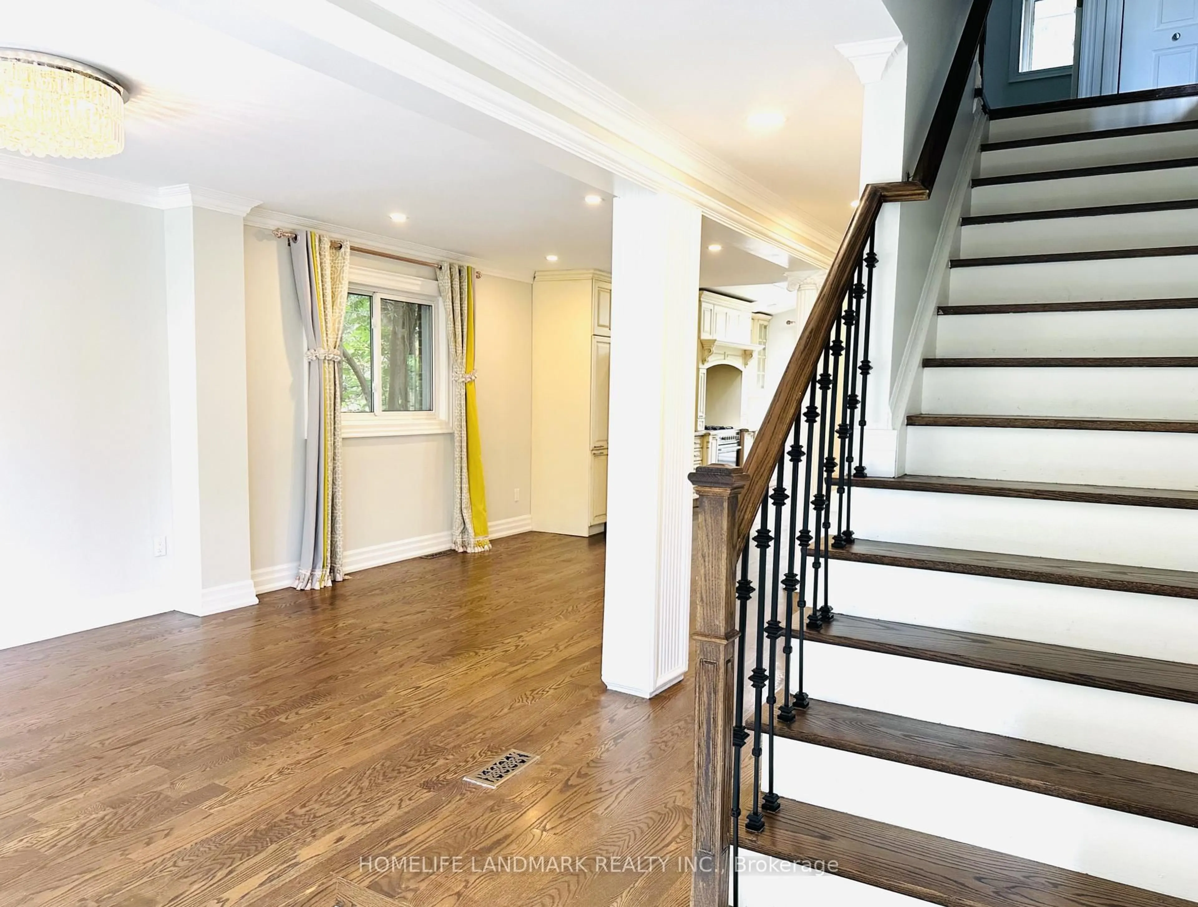 Indoor entryway for 125 Bannatyne Dr, Toronto Ontario M2L 2P5