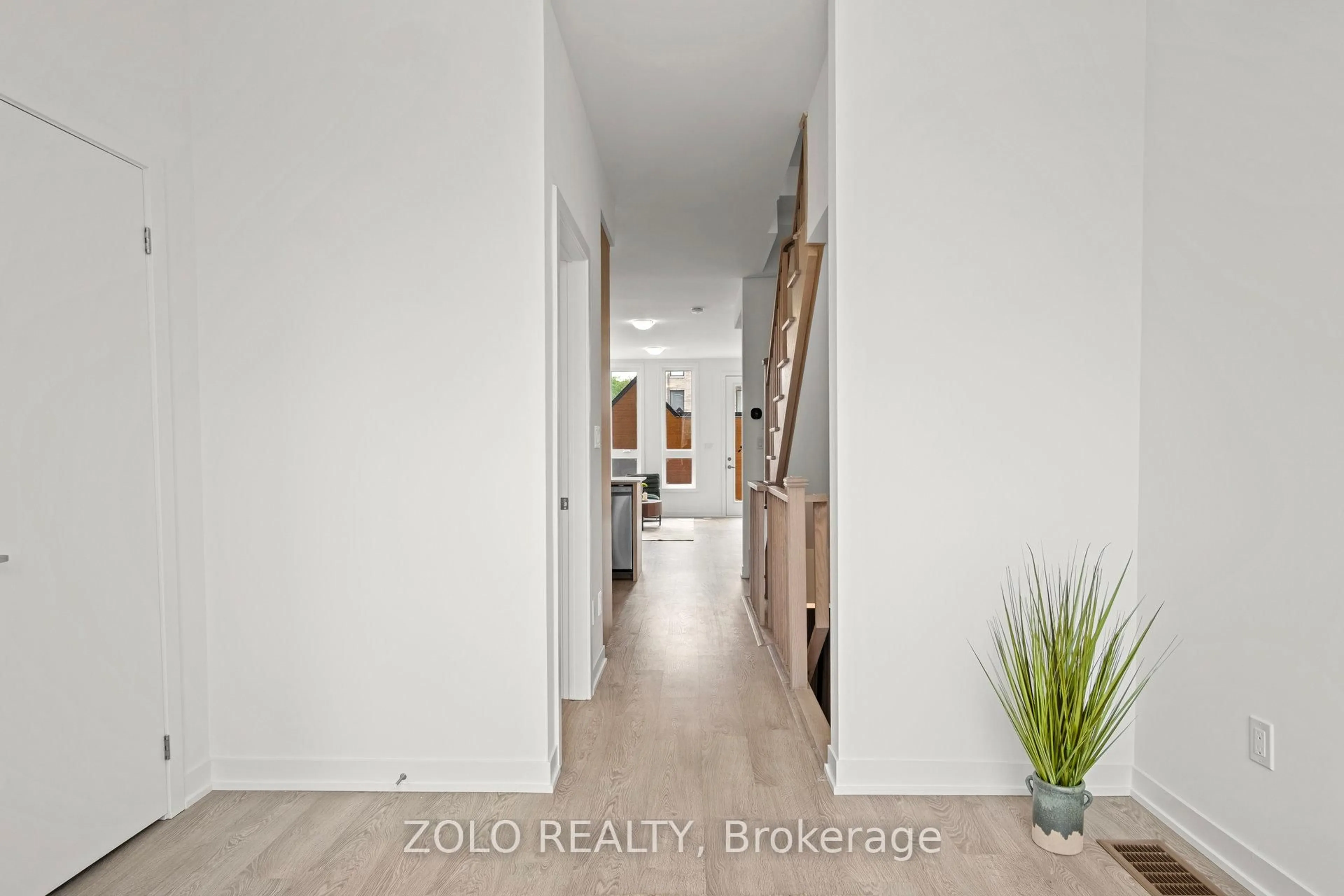 Indoor entryway for 30 Deep Roots Terr, Toronto Ontario M6A 2L8