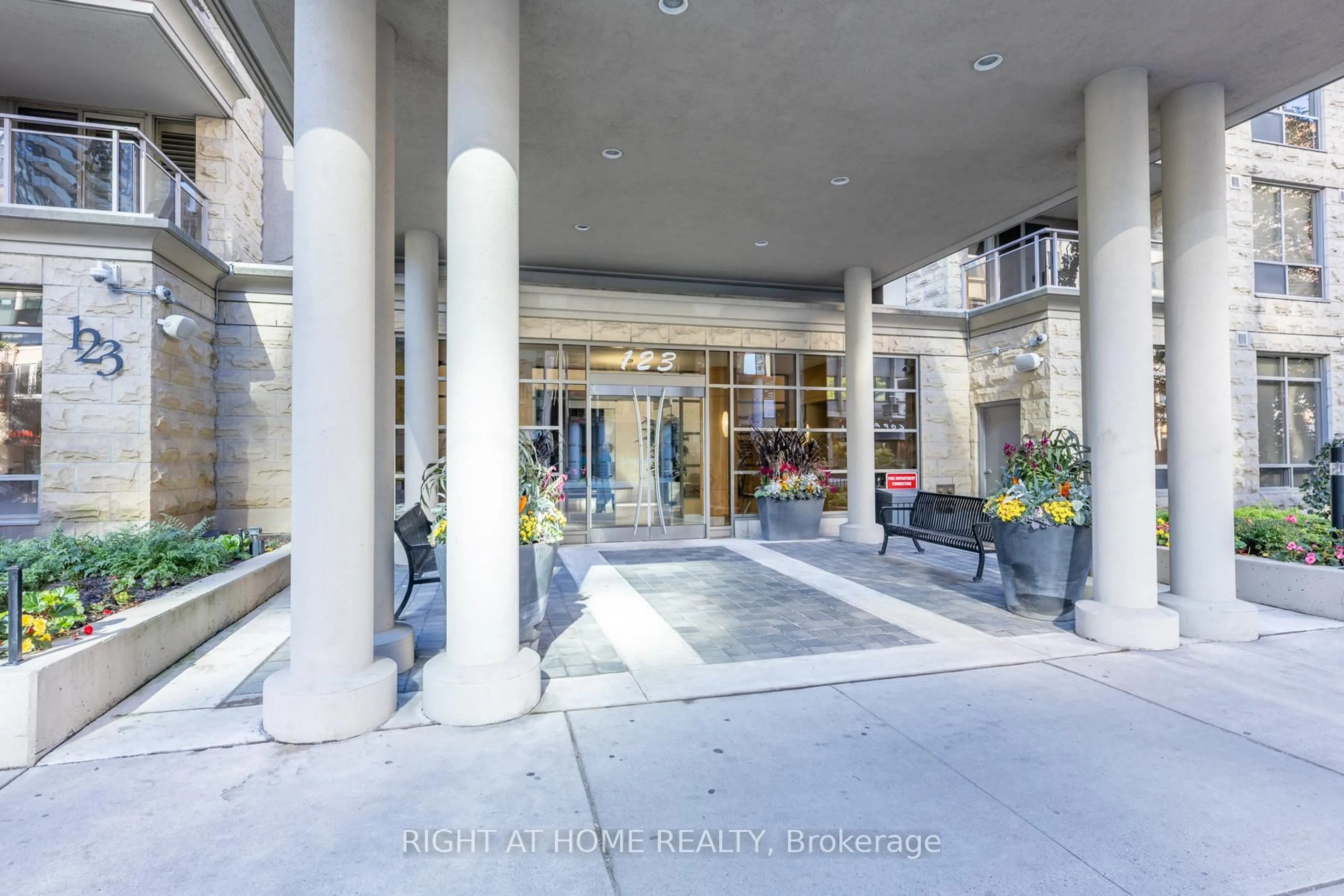Indoor foyer for 123 Eglinton Ave #813, Toronto Ontario M4P 1J2