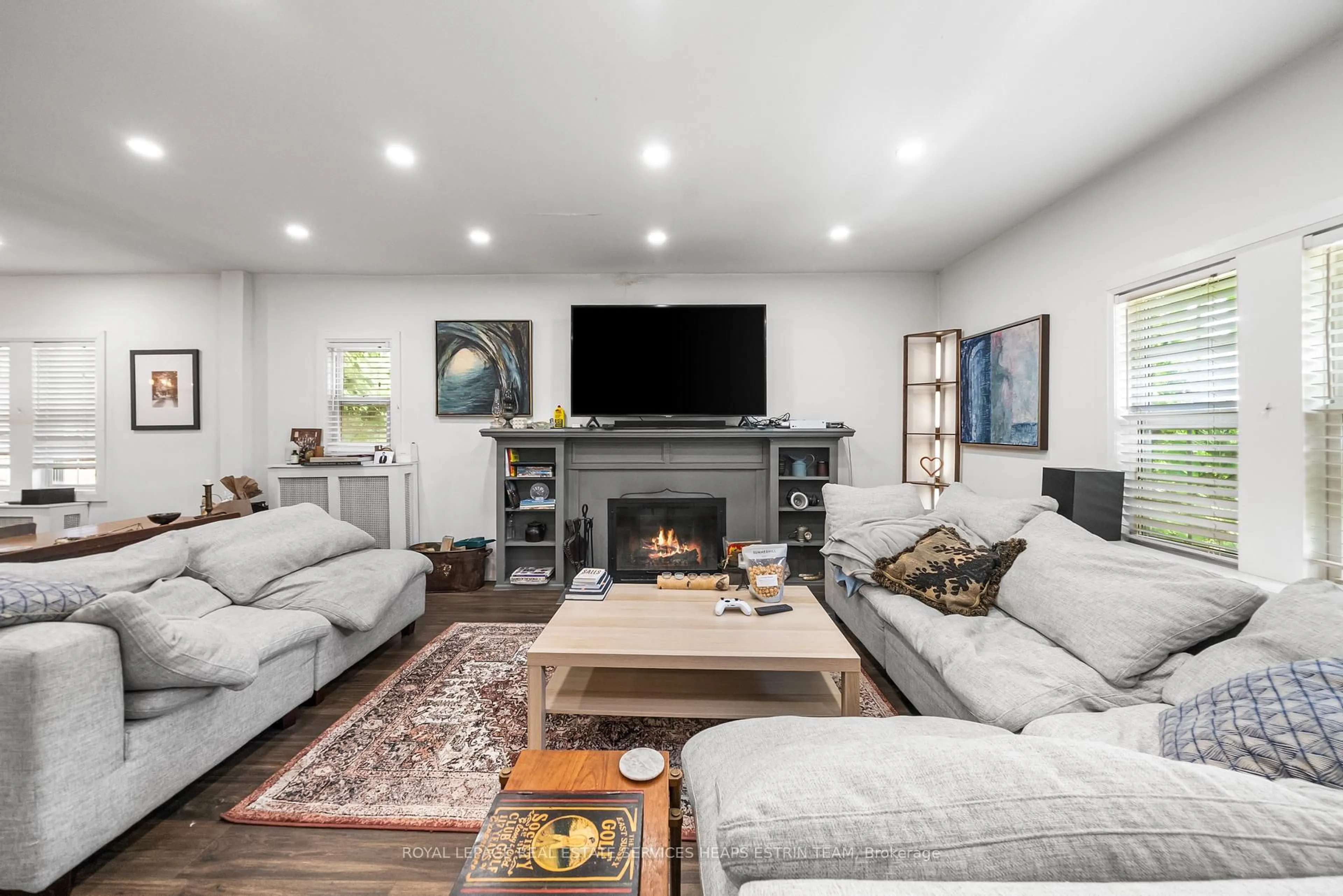 Living room with furniture, unknown for 38 Whitehall Rd, Toronto Ontario M4W 2C6