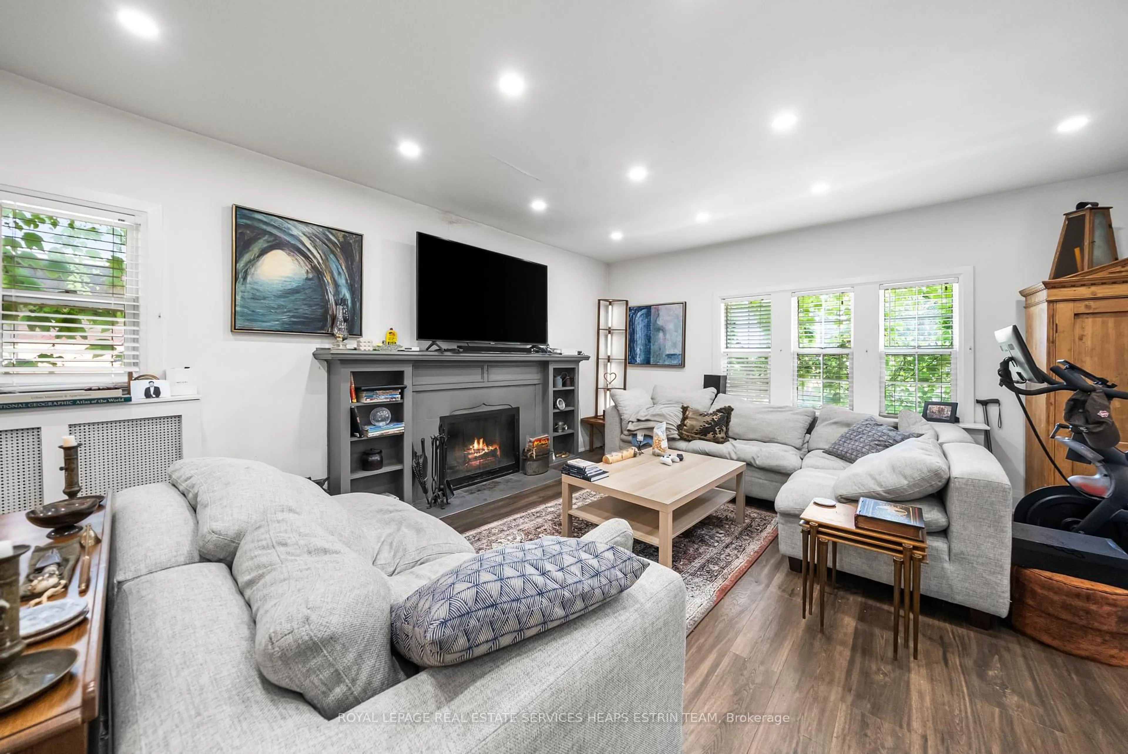 Living room with furniture, unknown for 38 Whitehall Rd, Toronto Ontario M4W 2C6