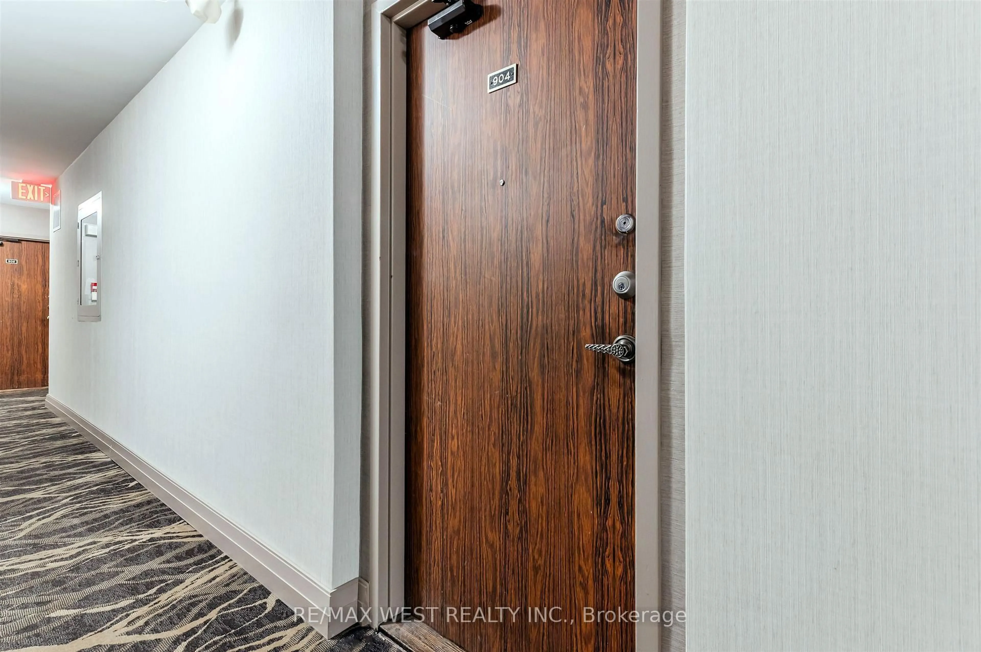 Indoor entryway for 130 Neptune Dr #904, Toronto Ontario M6A 1X5