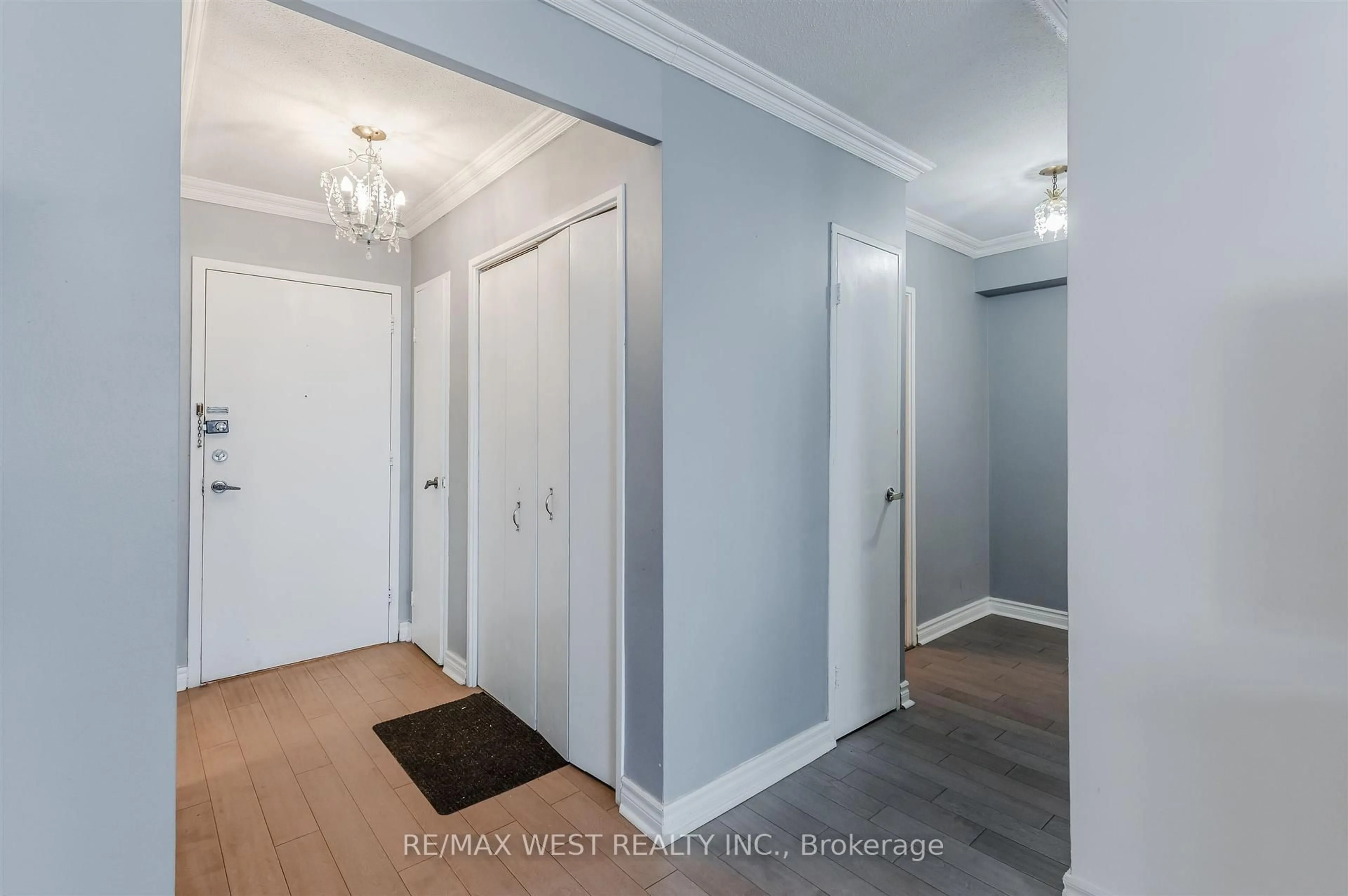 Indoor entryway for 130 Neptune Dr #904, Toronto Ontario M6A 1X5