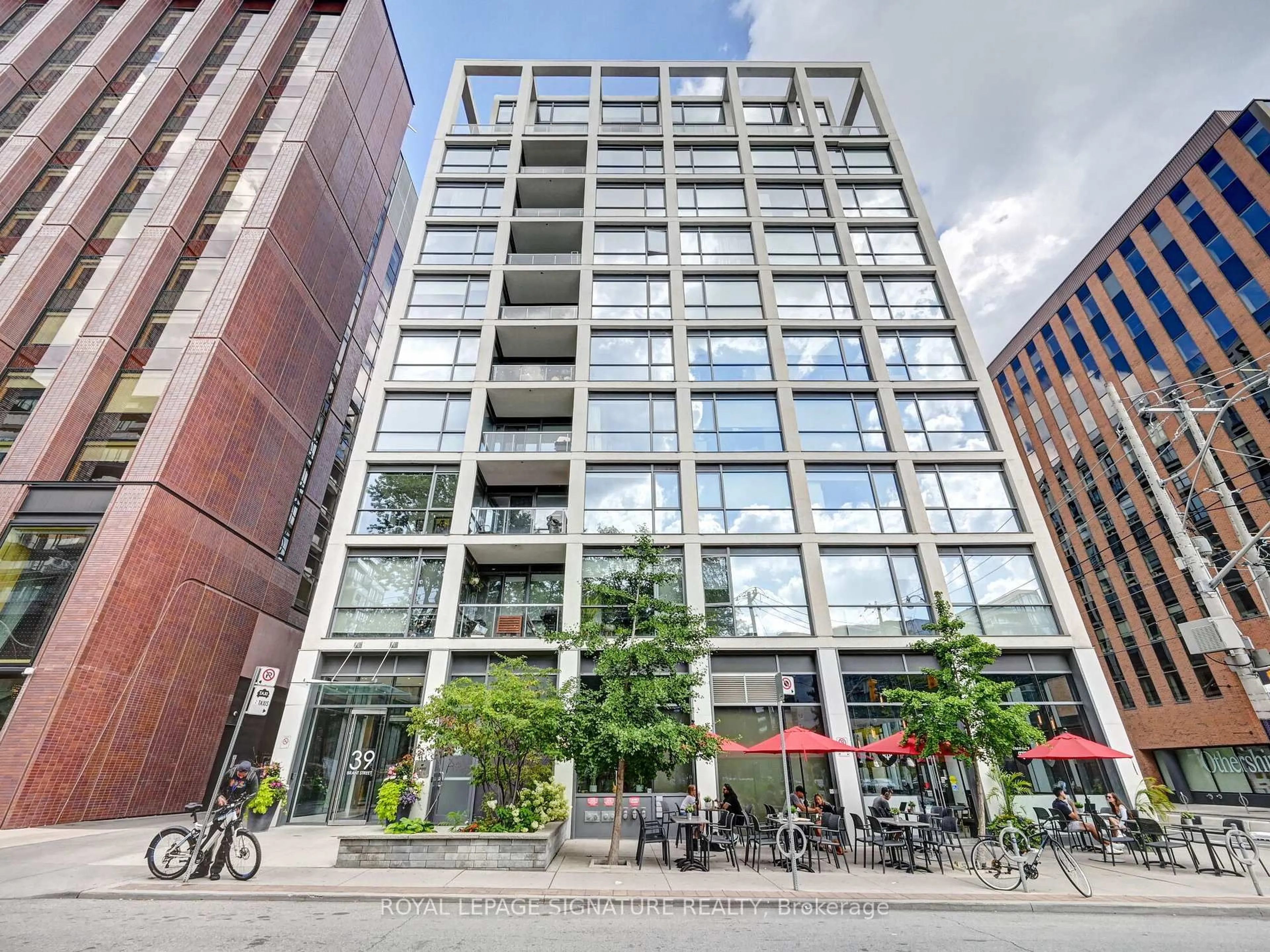 Patio, building for 39 Brant St #PH18, Toronto Ontario M5V 0M8
