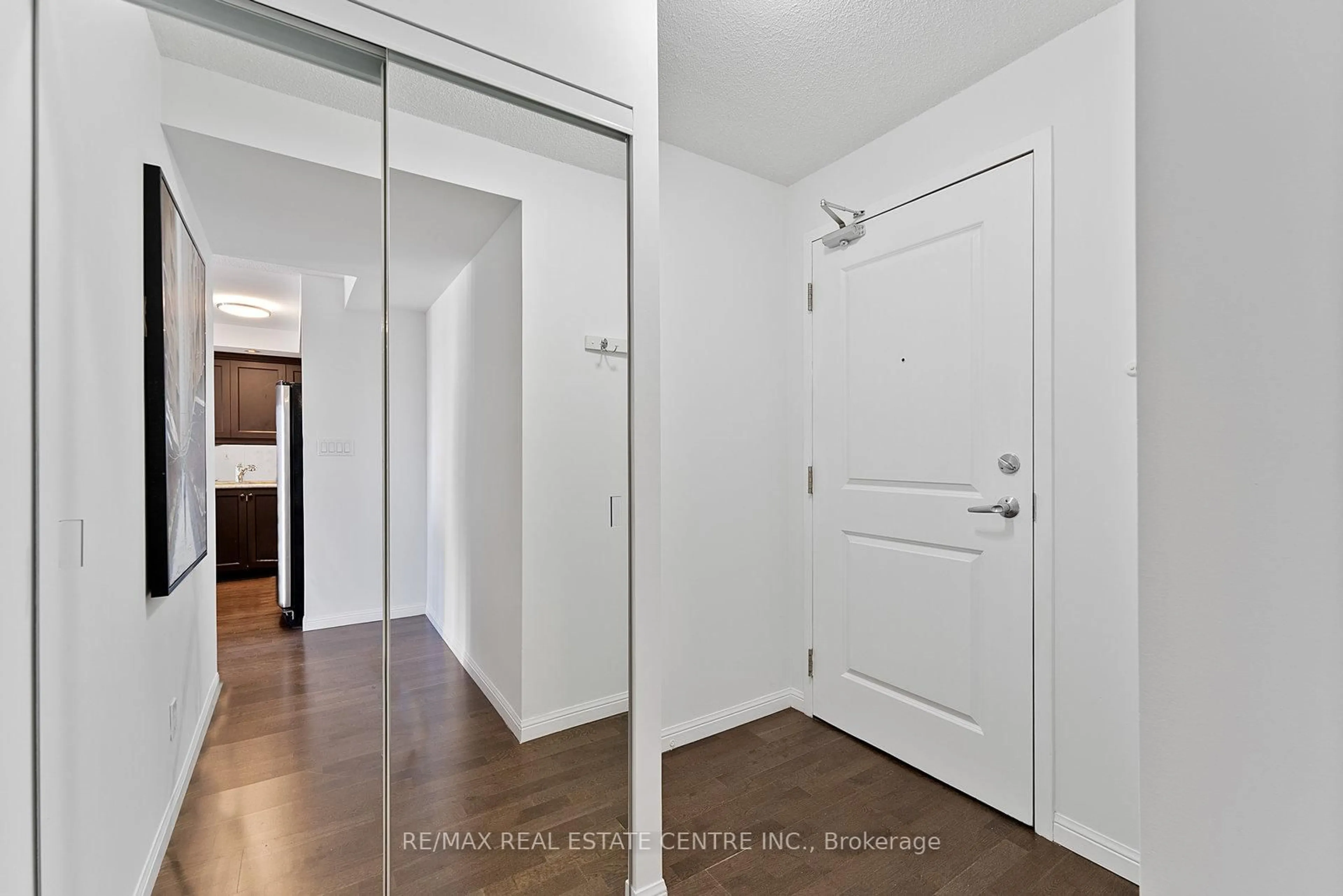Indoor entryway for 900 Mount Pleasant Rd #1405, Toronto Ontario M4P 3J9