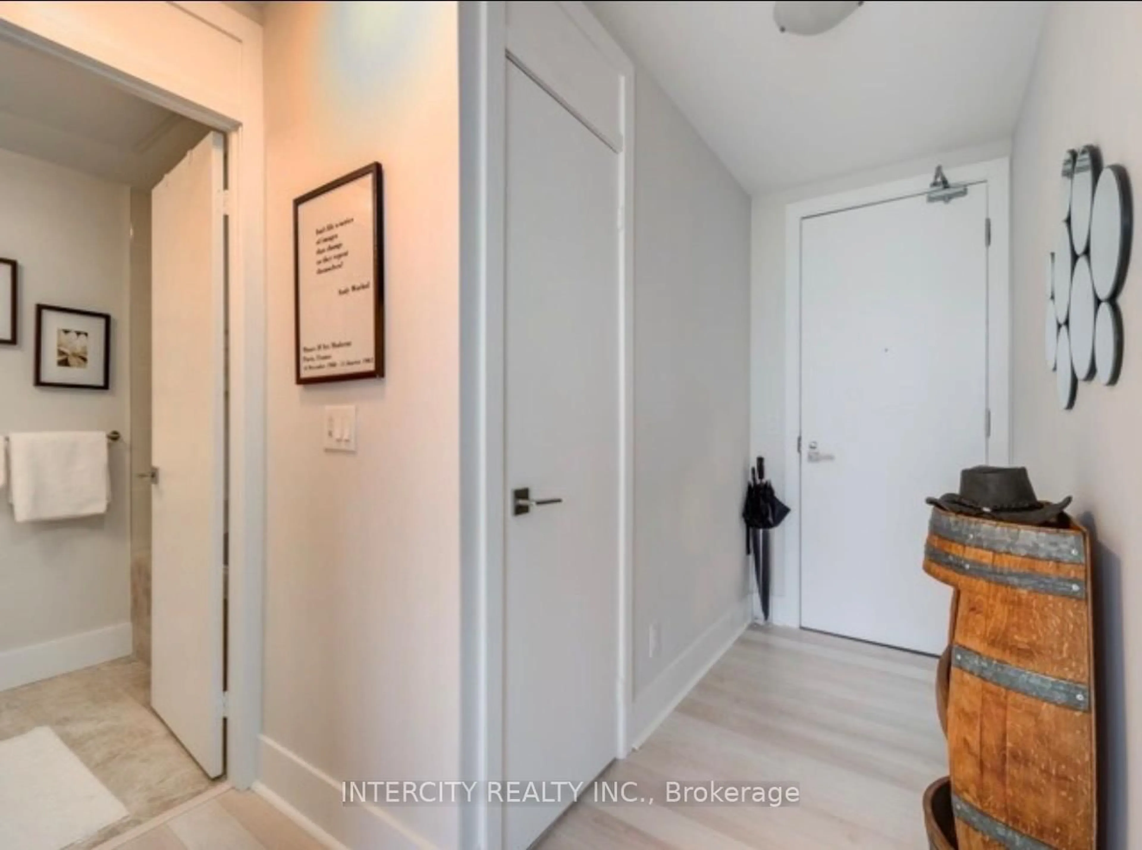 Indoor entryway for 32 Davenport Rd #1802, Toronto Ontario M5R 1H3