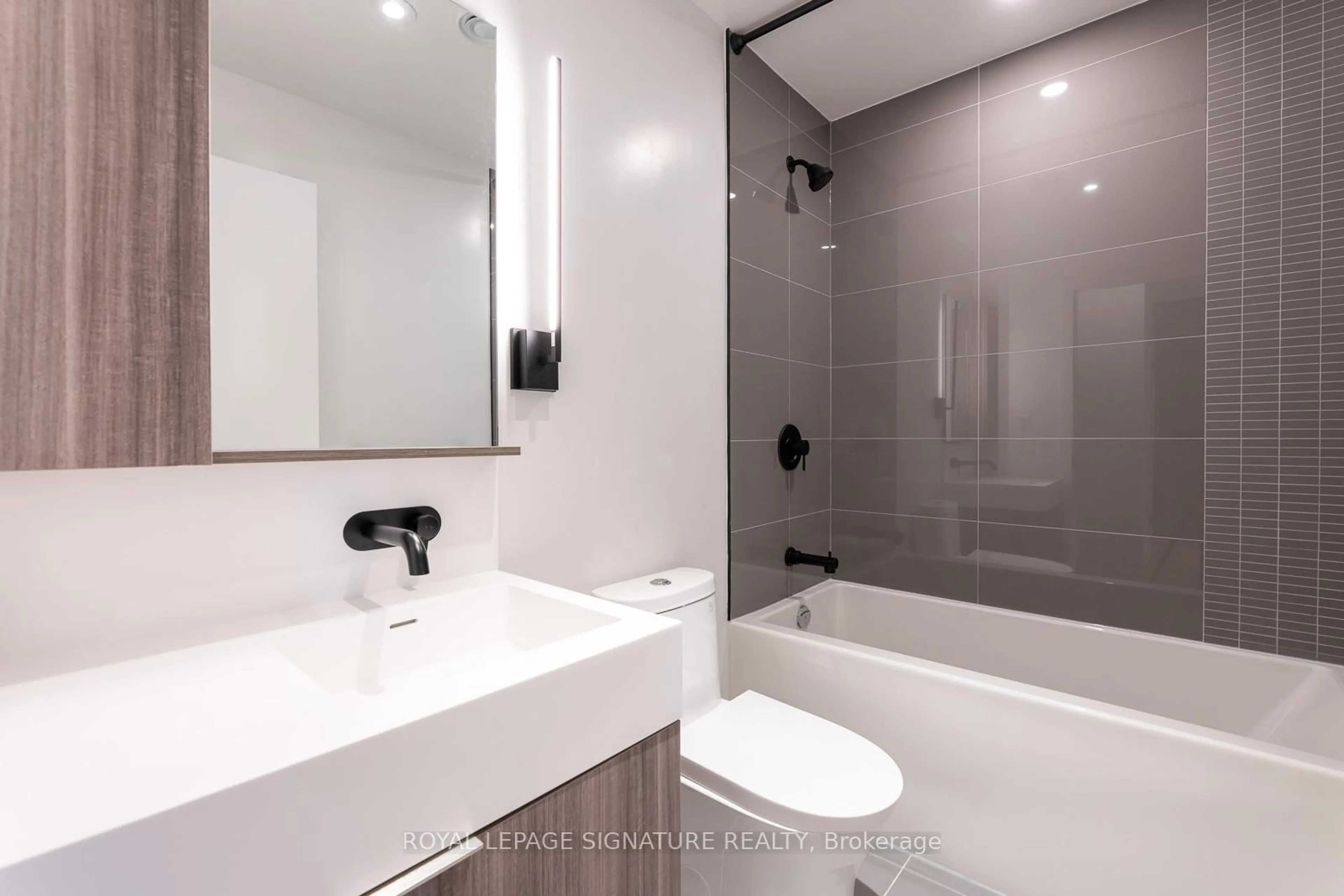 Standard bathroom, ceramic/tile floor for 117 Broadway Ave #1103, Toronto Ontario M4P 1V3