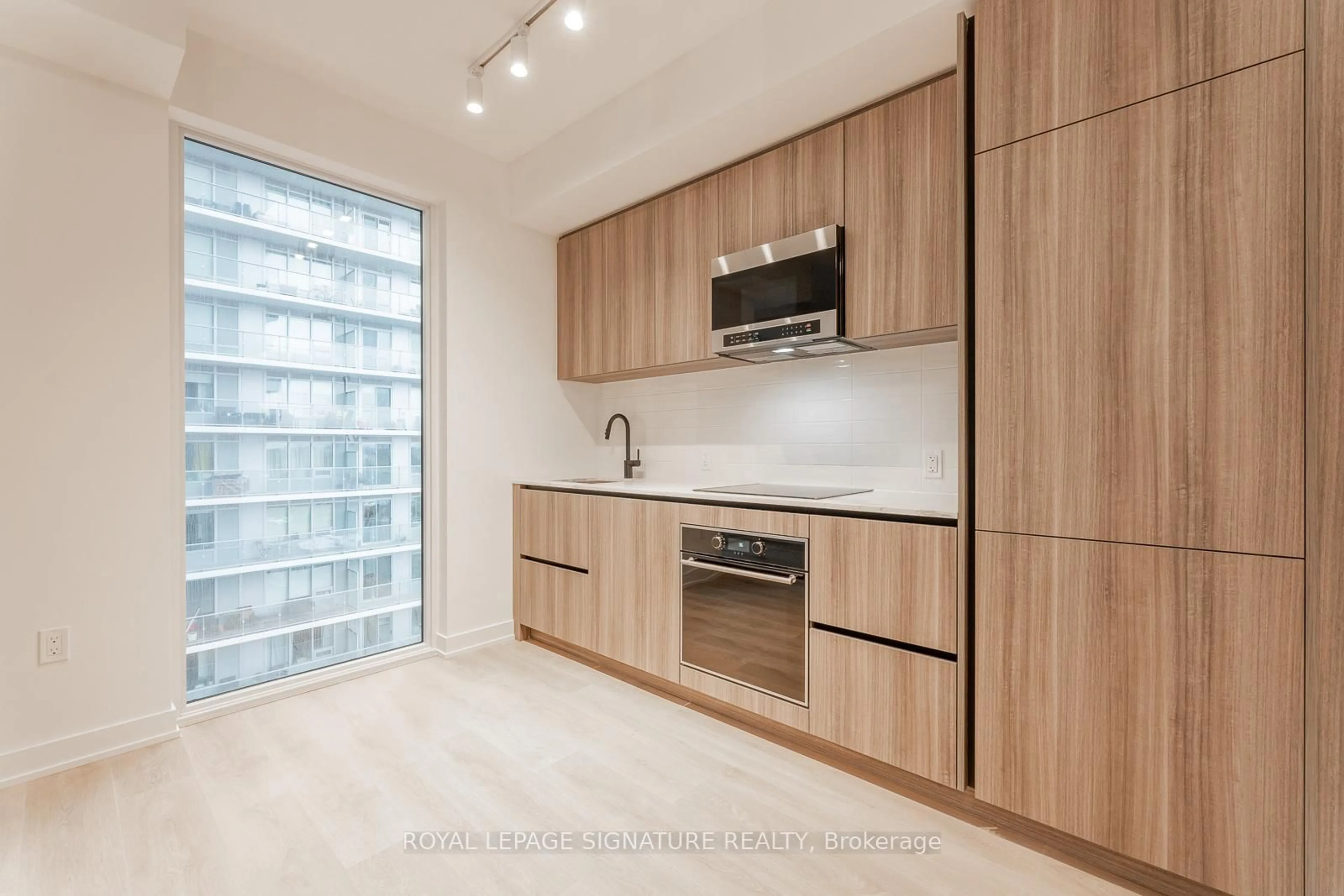 Standard kitchen, unknown for 117 Broadway Ave #1103, Toronto Ontario M4P 1V3