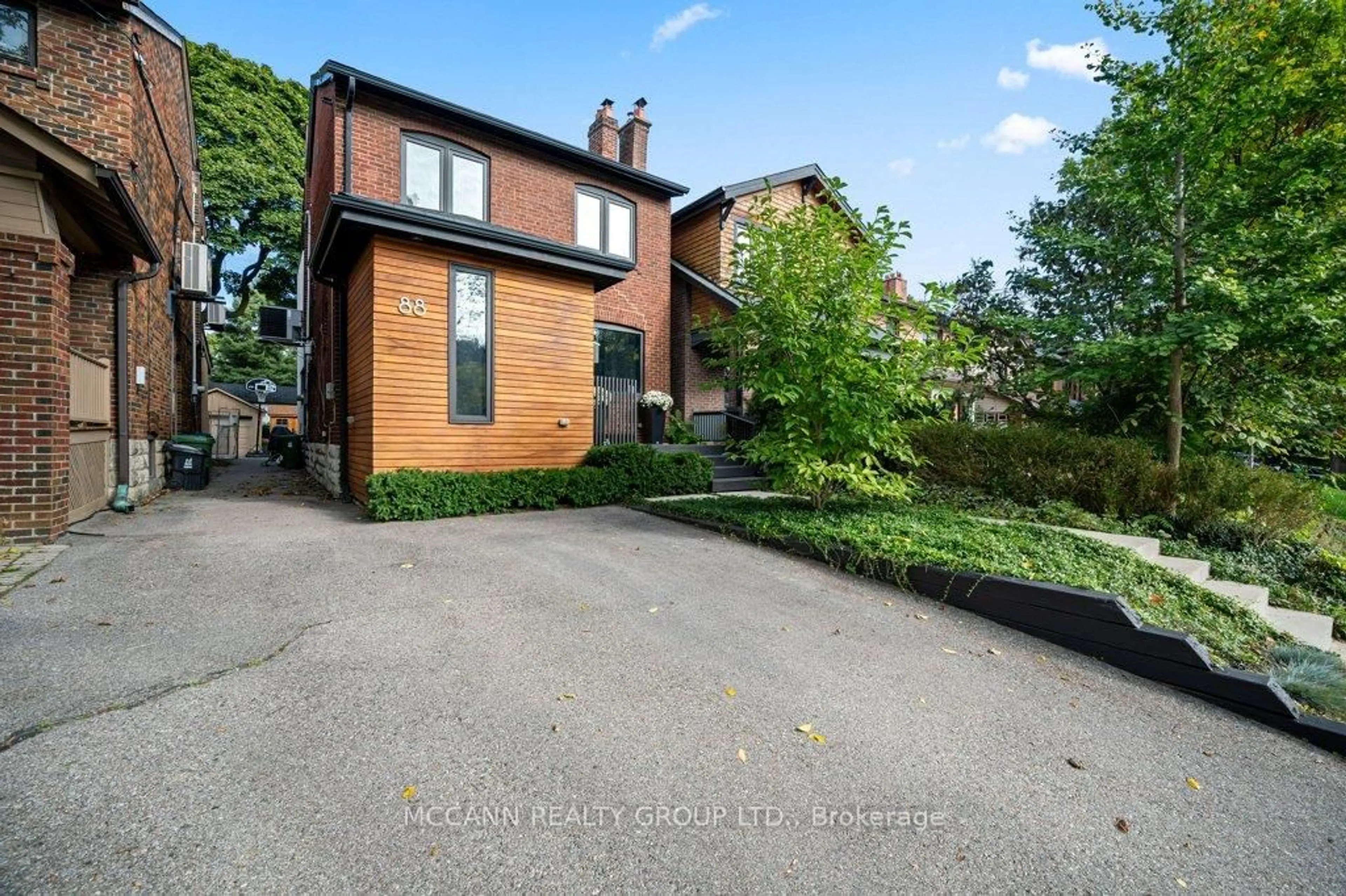A pic from outside/outdoor area/front of a property/back of a property/a pic from drone, street for 88 Brookdale Ave, Toronto Ontario M5M 1P3
