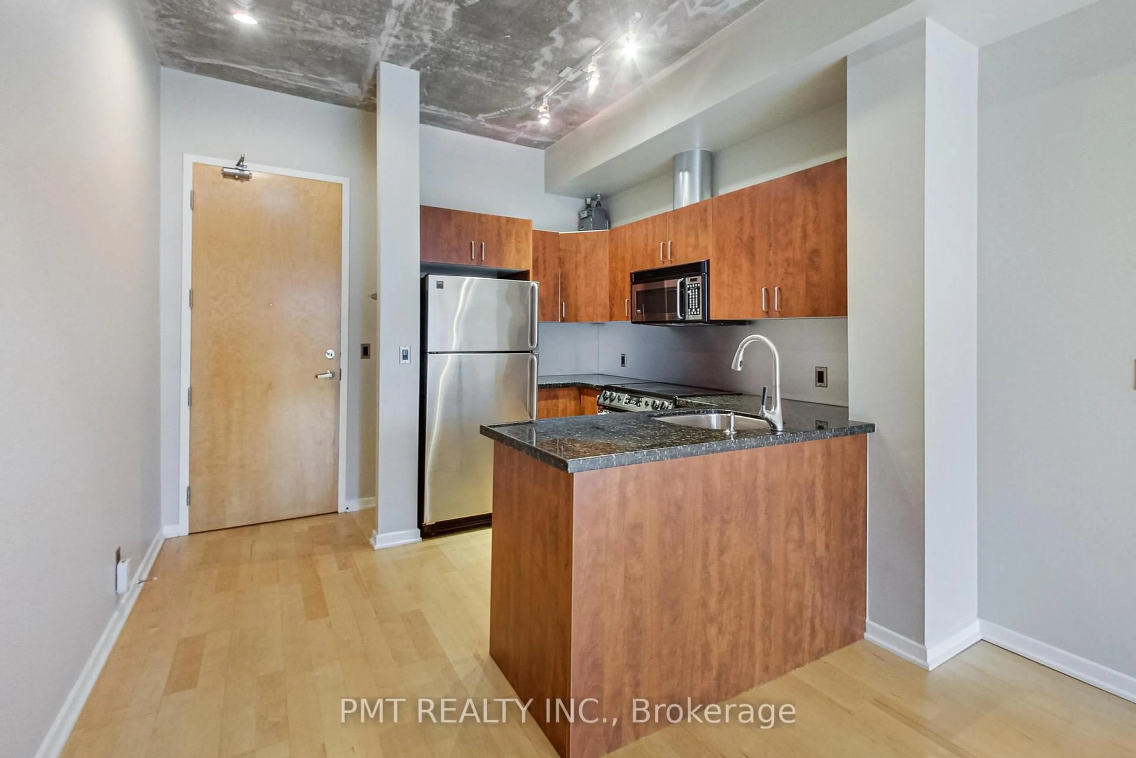 Standard kitchen, unknown for 388 Richmond St #905, Toronto Ontario M5V 3P1