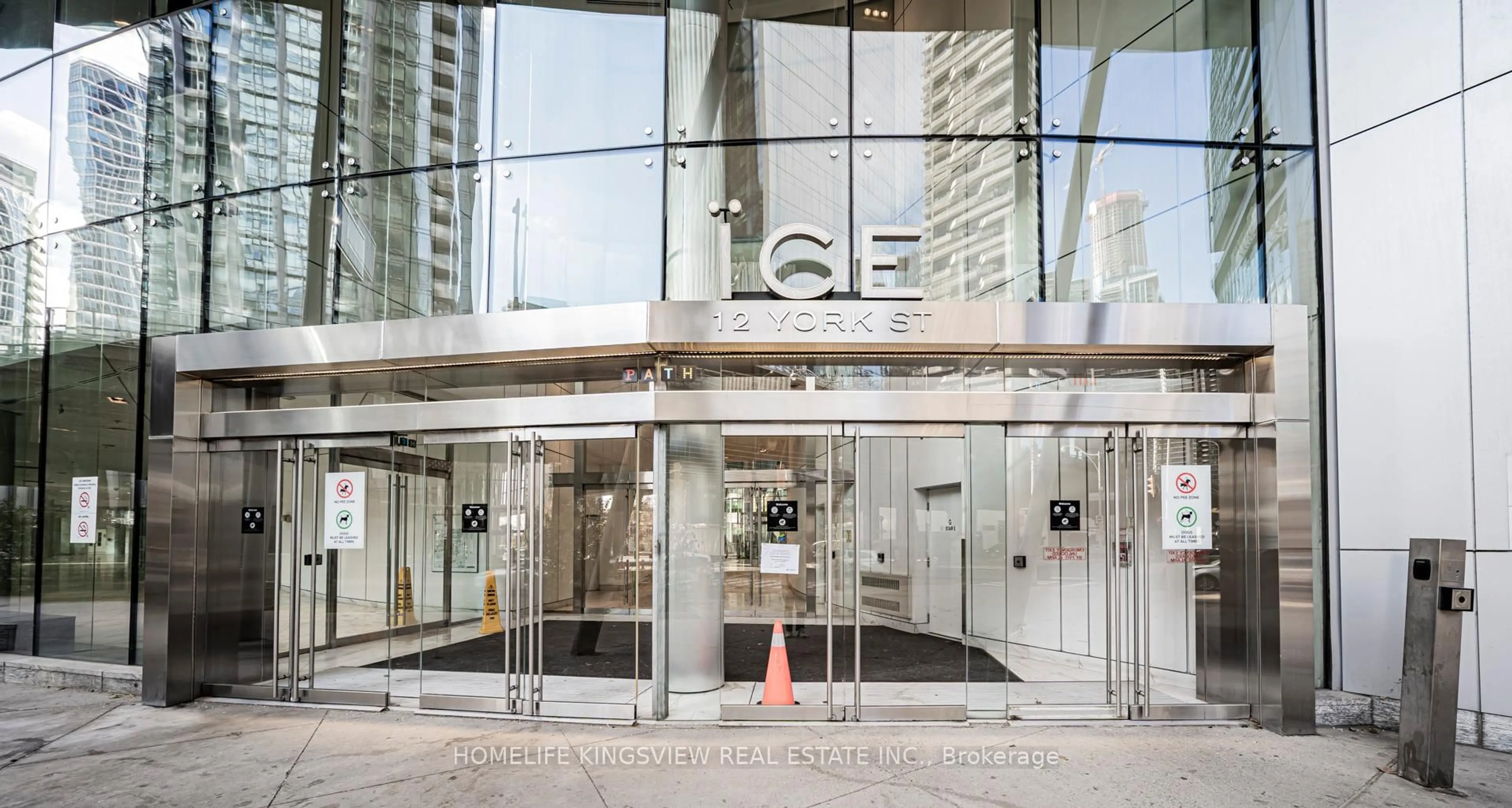 Indoor foyer for 12 York St #1001, Toronto Ontario M5J 0A9