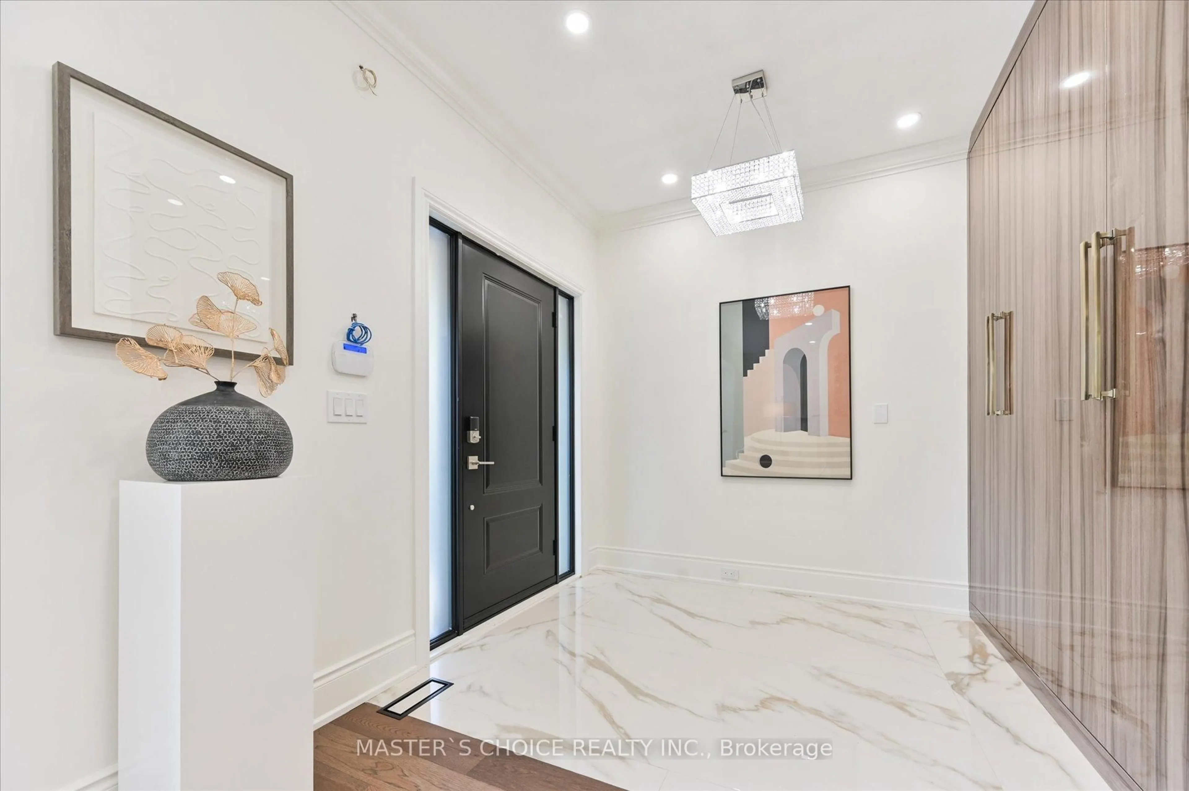 Indoor entryway for 382 St Clements Ave, Toronto Ontario M5N 1M1