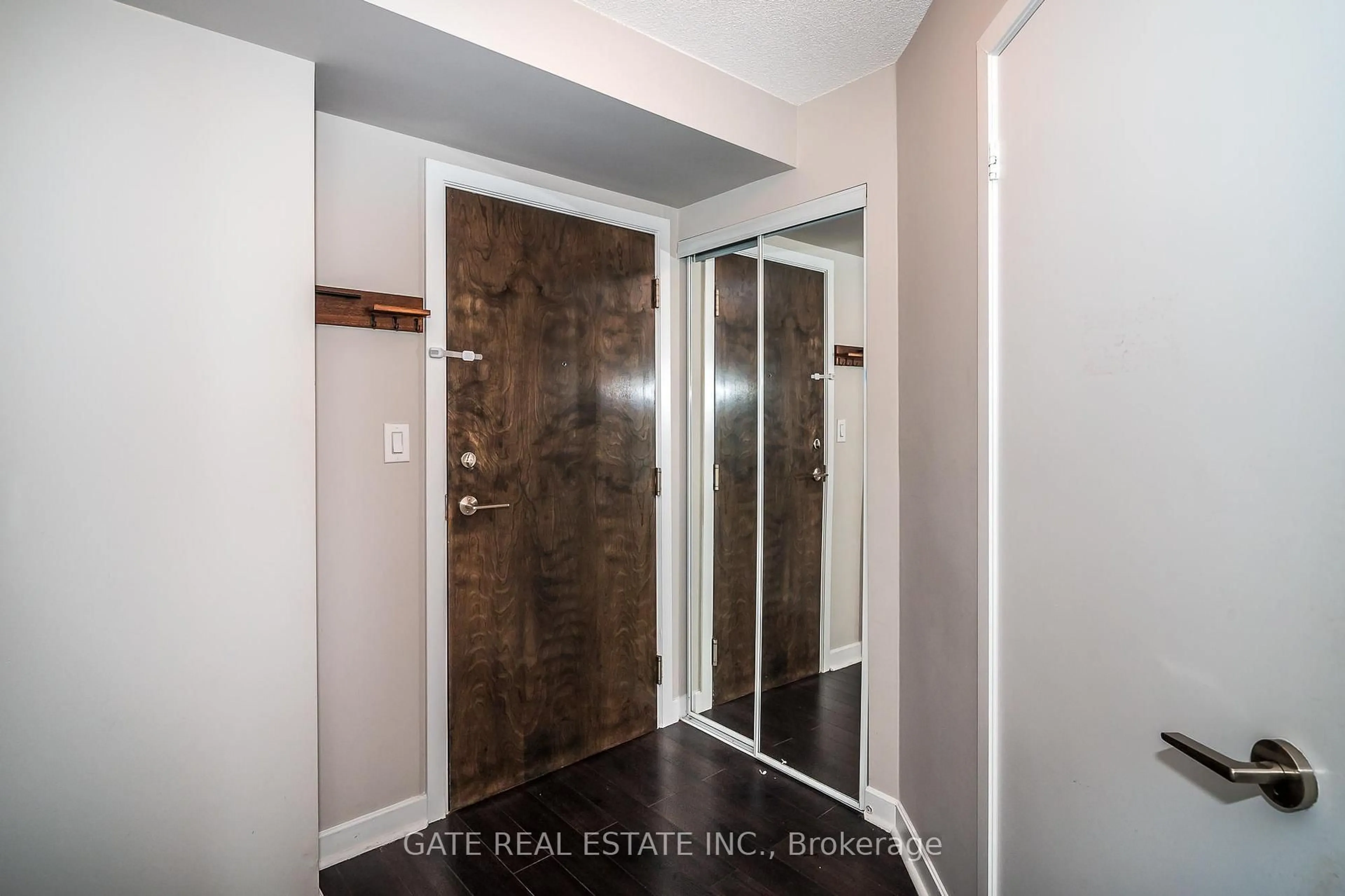 Indoor entryway for 18 Harbour St #1410, Toronto Ontario M5J 2Z6