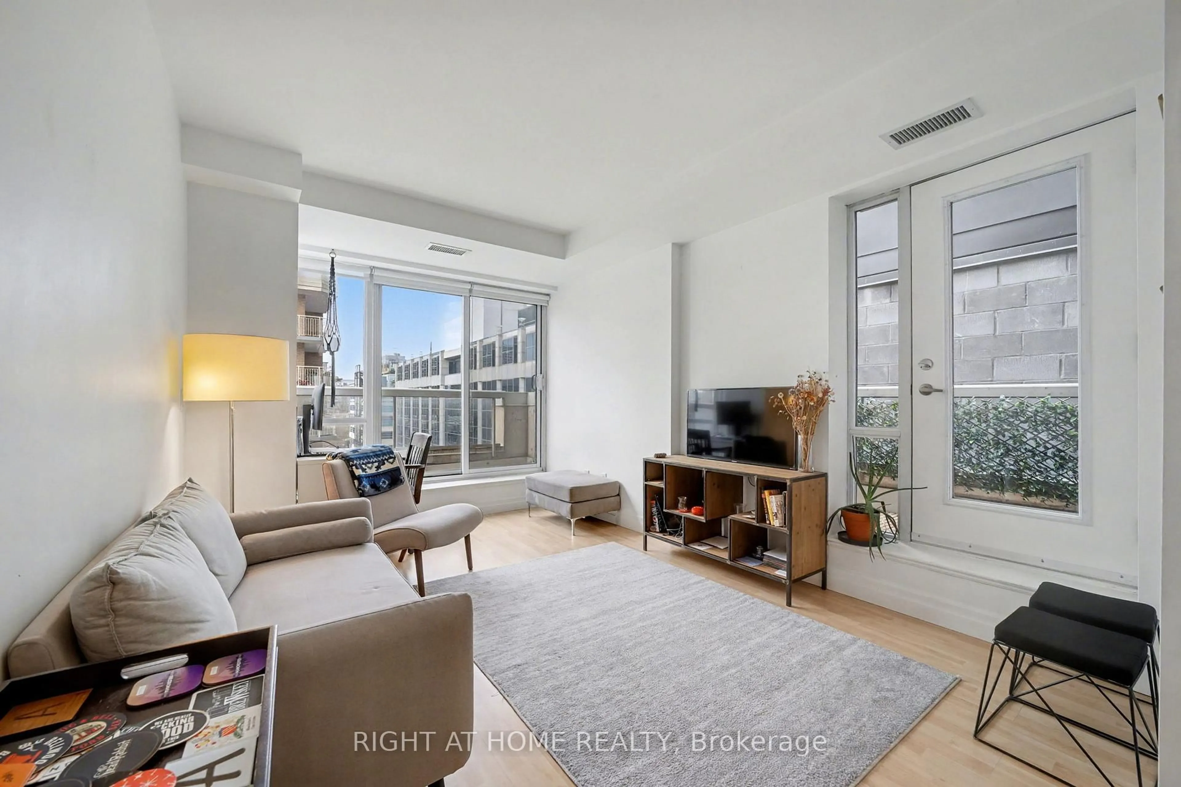 Living room with furniture, unknown for 15 Stafford St #LPH13, Toronto Ontario M5V 3X6