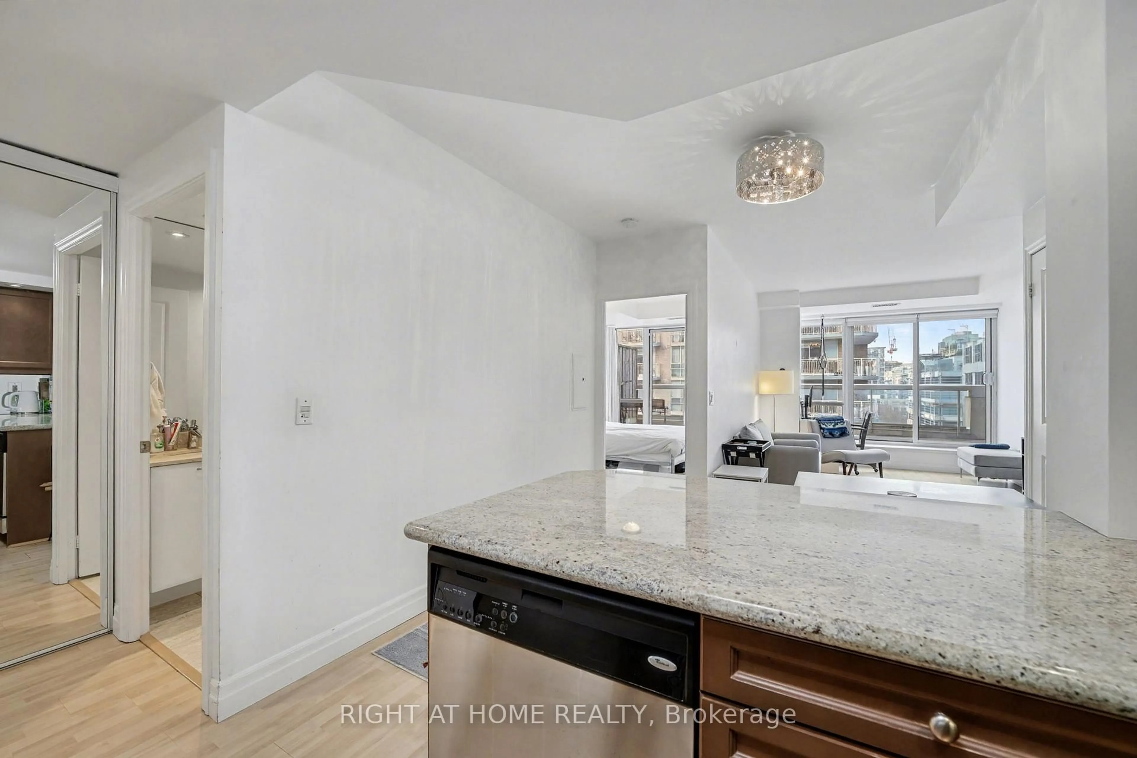 Open concept kitchen, ceramic/tile floor for 15 Stafford St #LPH13, Toronto Ontario M5V 3X6