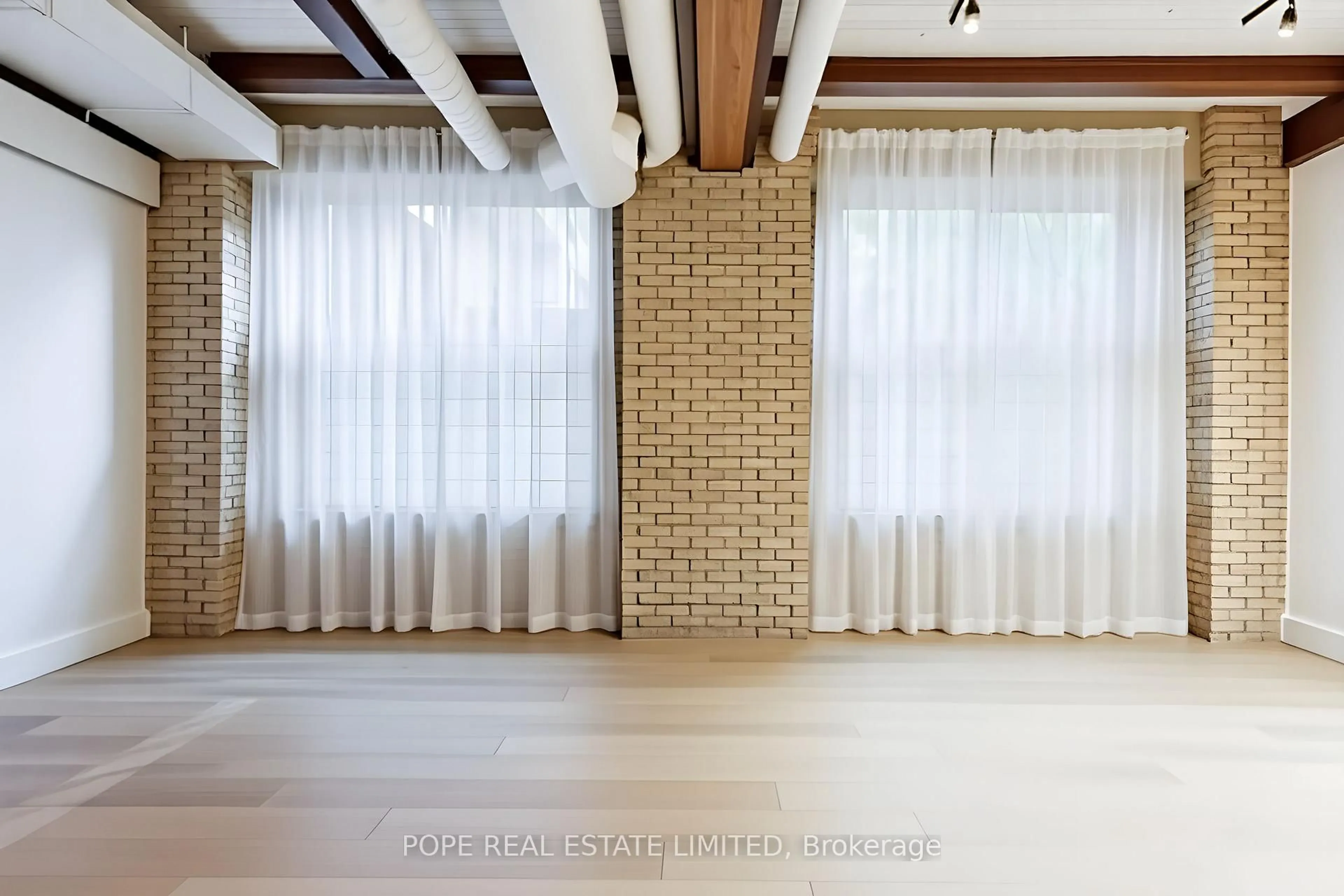 Indoor foyer for 781 King St #211, Toronto Ontario M5V 3L5