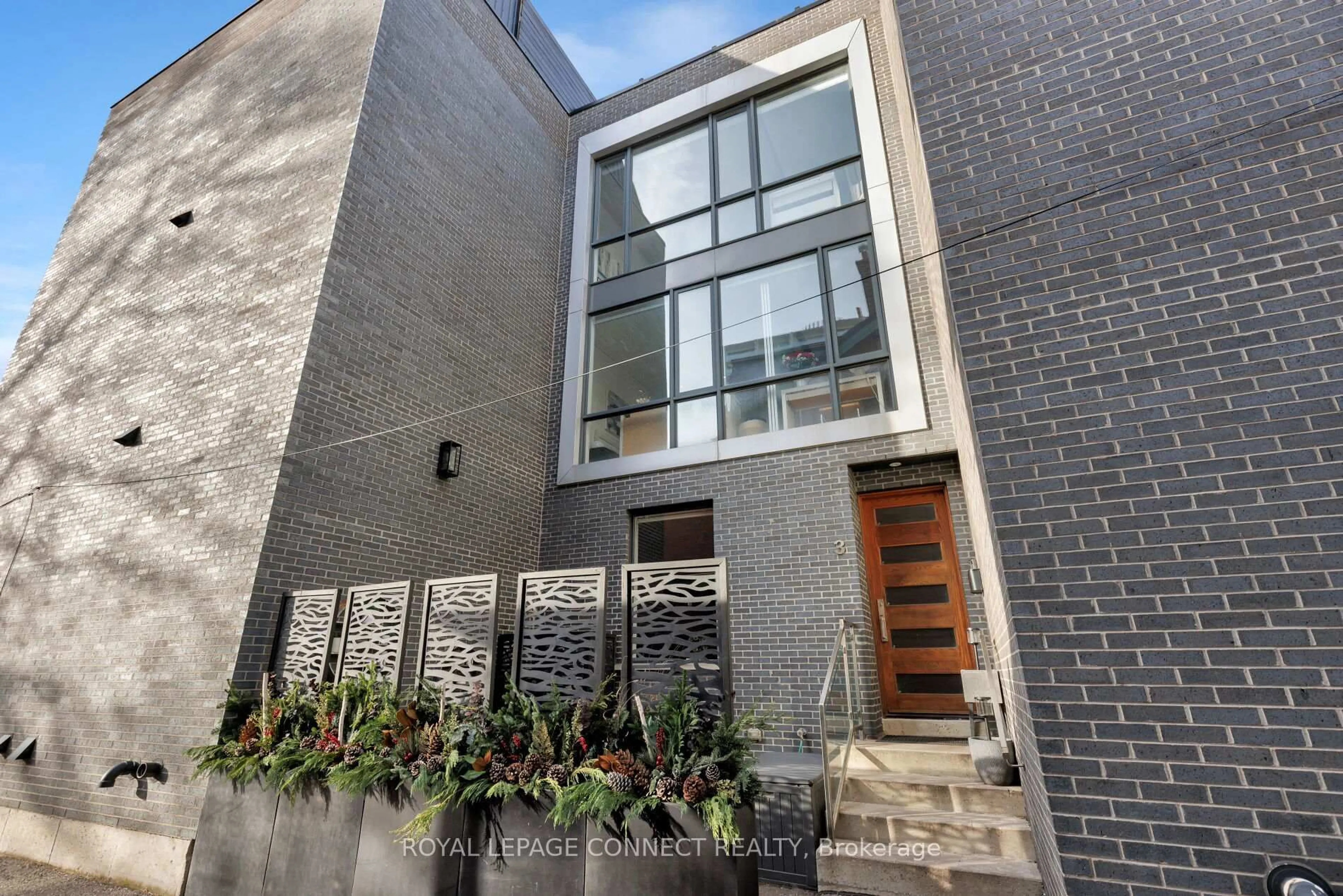 Home with brick exterior material, street for 126 Spadina Rd #TH3, Toronto Ontario M5R 2T8