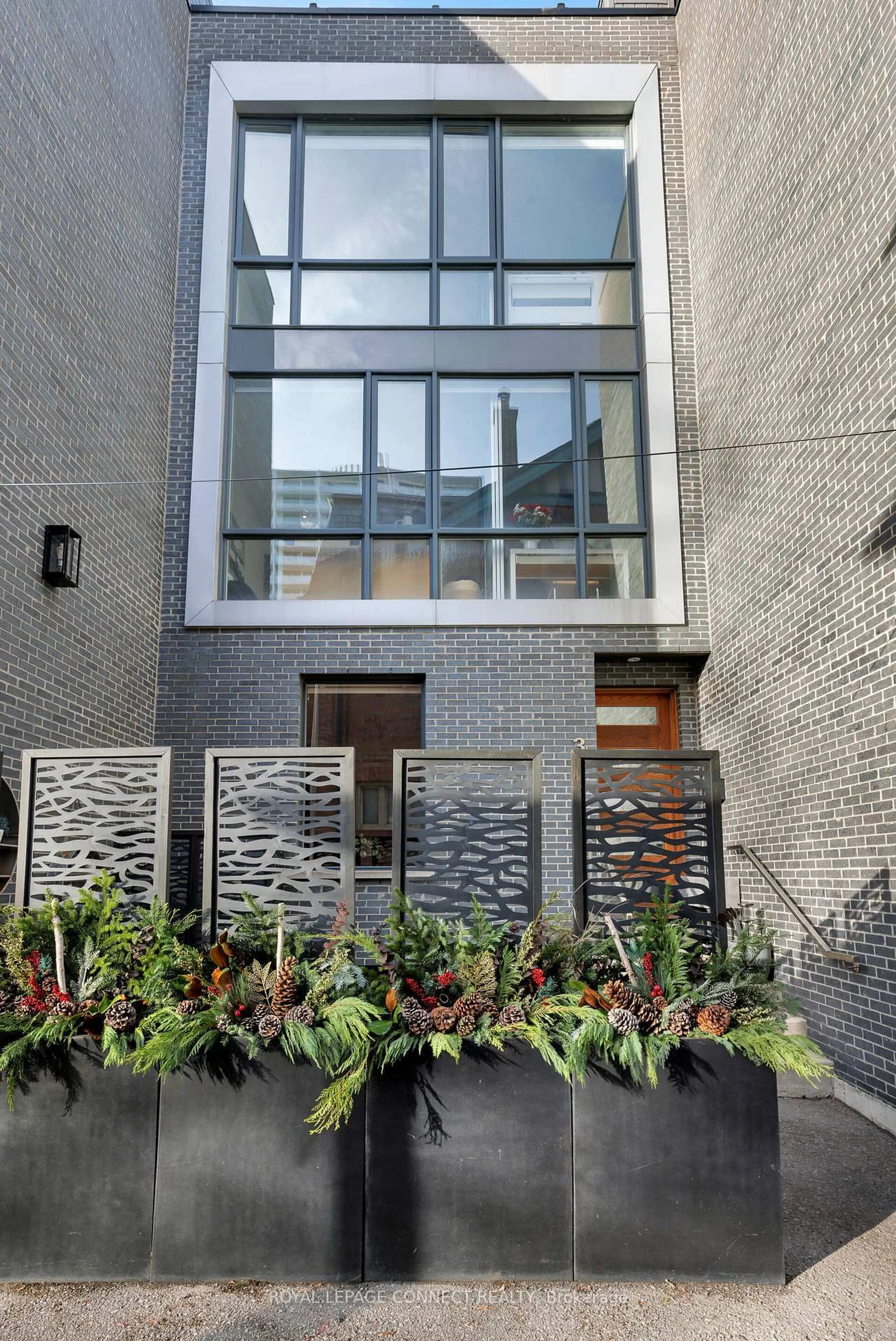 Home with brick exterior material, street for 126 Spadina Rd #TH3, Toronto Ontario M5R 2T8