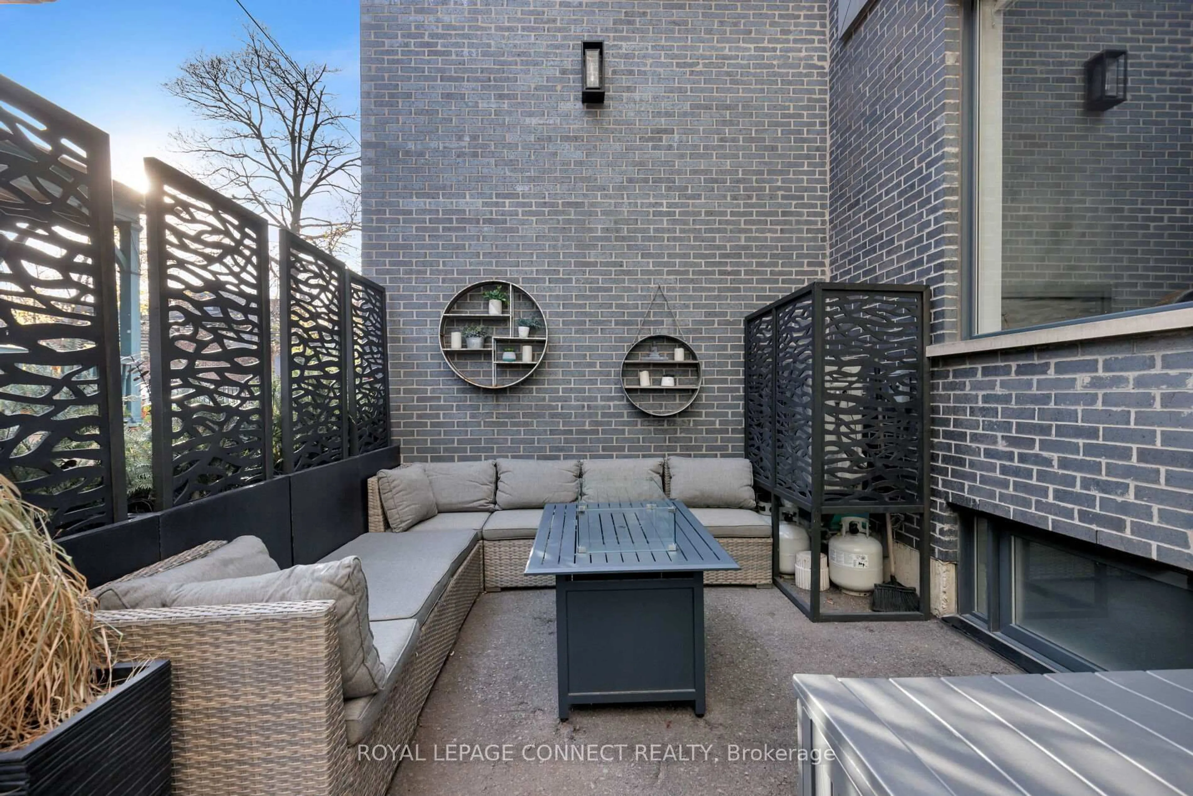 Patio, street for 126 Spadina Rd #TH3, Toronto Ontario M5R 2T8