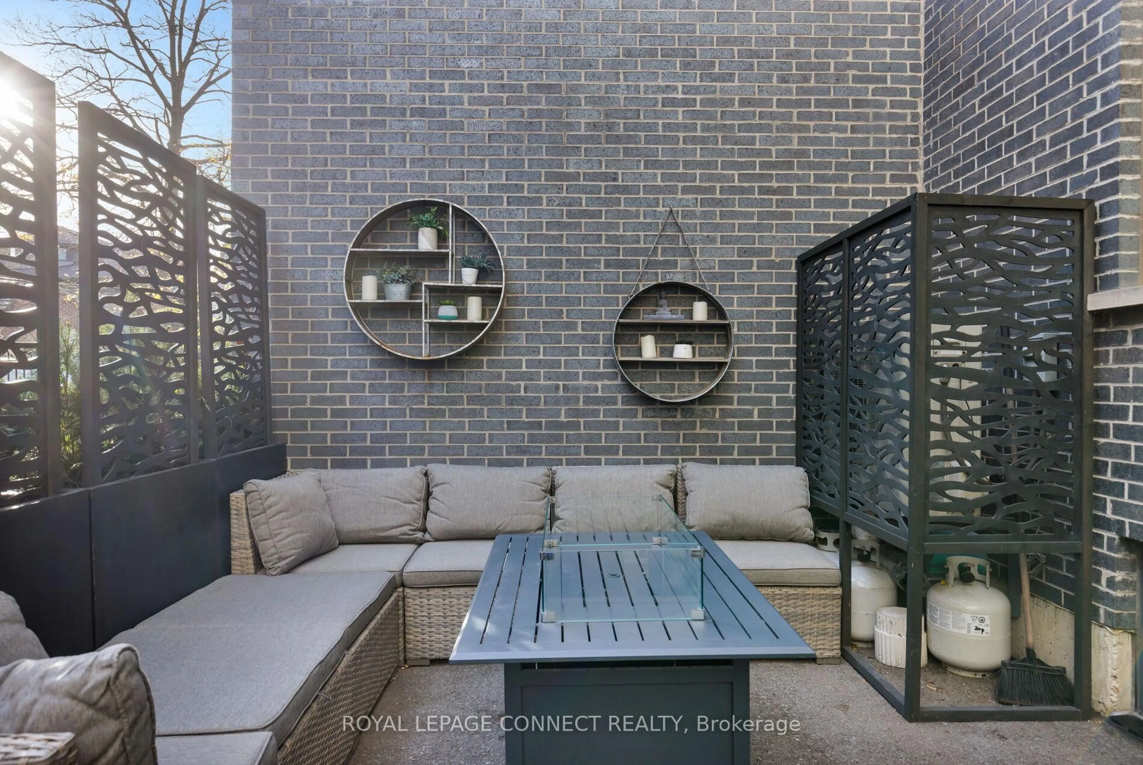 Patio, street for 126 Spadina Rd #TH3, Toronto Ontario M5R 2T8