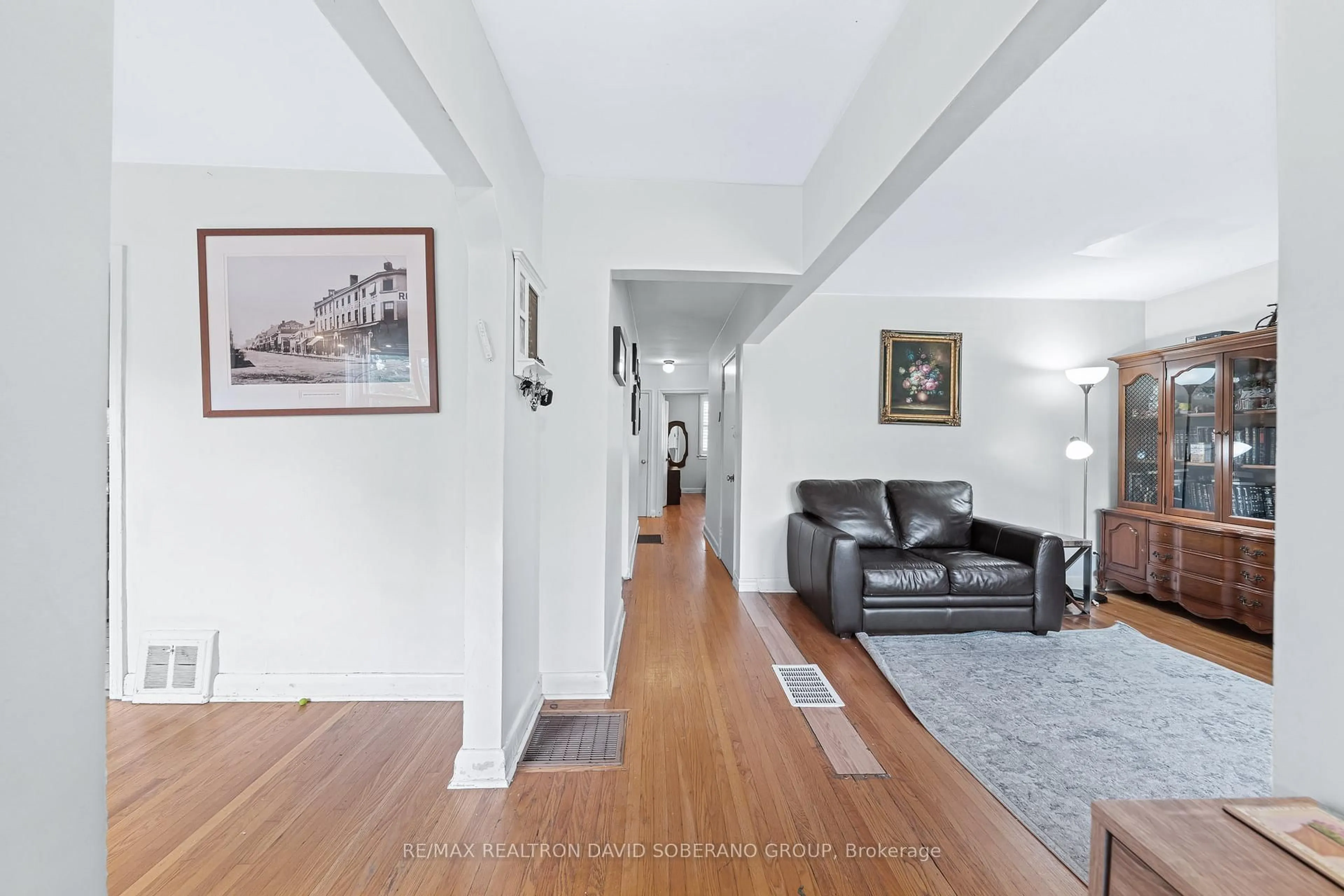 Indoor foyer for 17 Wigan Cres, Toronto Ontario M3H 3A3