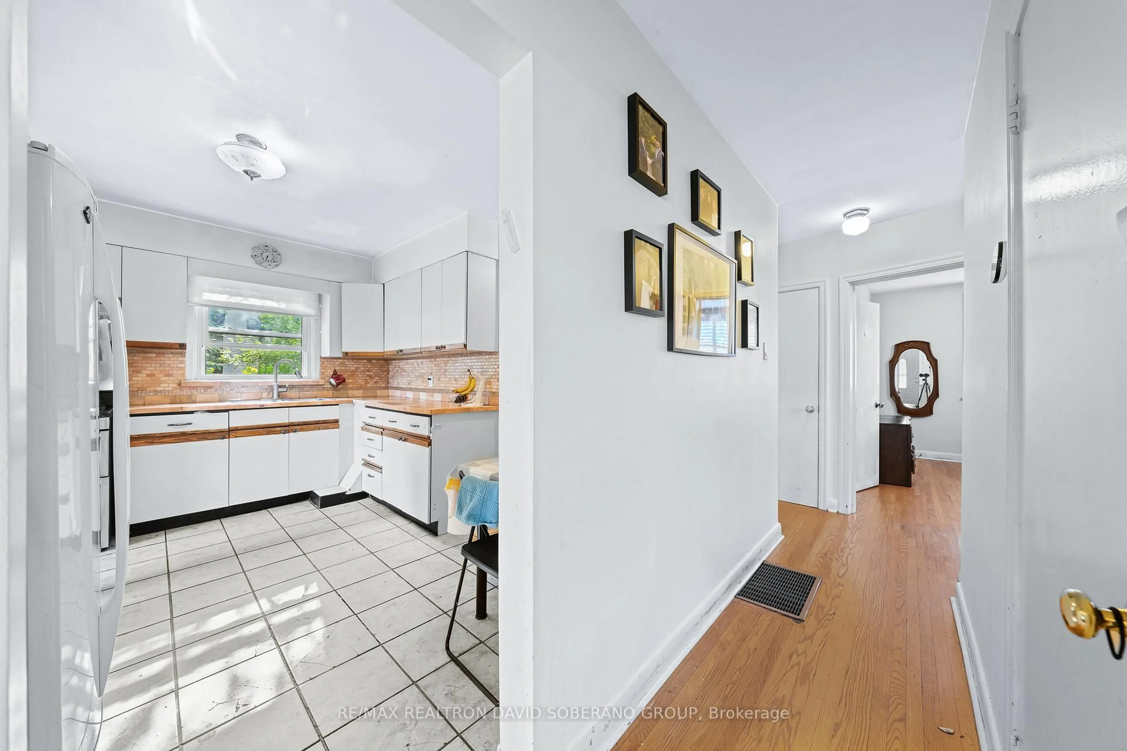 Standard kitchen, ceramic/tile floor for 17 Wigan Cres, Toronto Ontario M3H 3A3