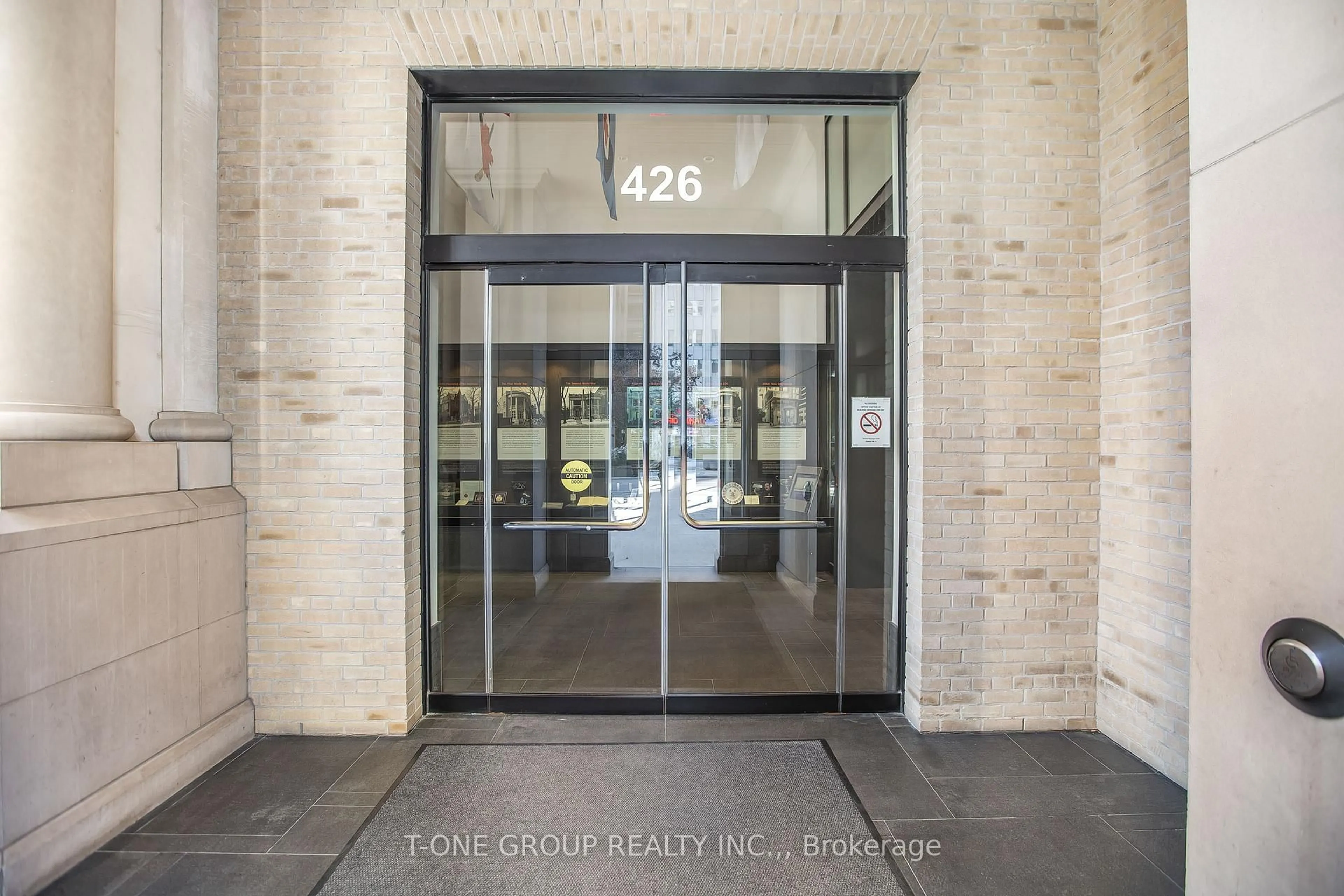 Indoor foyer for 426 University Ave #1705, Toronto Ontario M5G 1S9