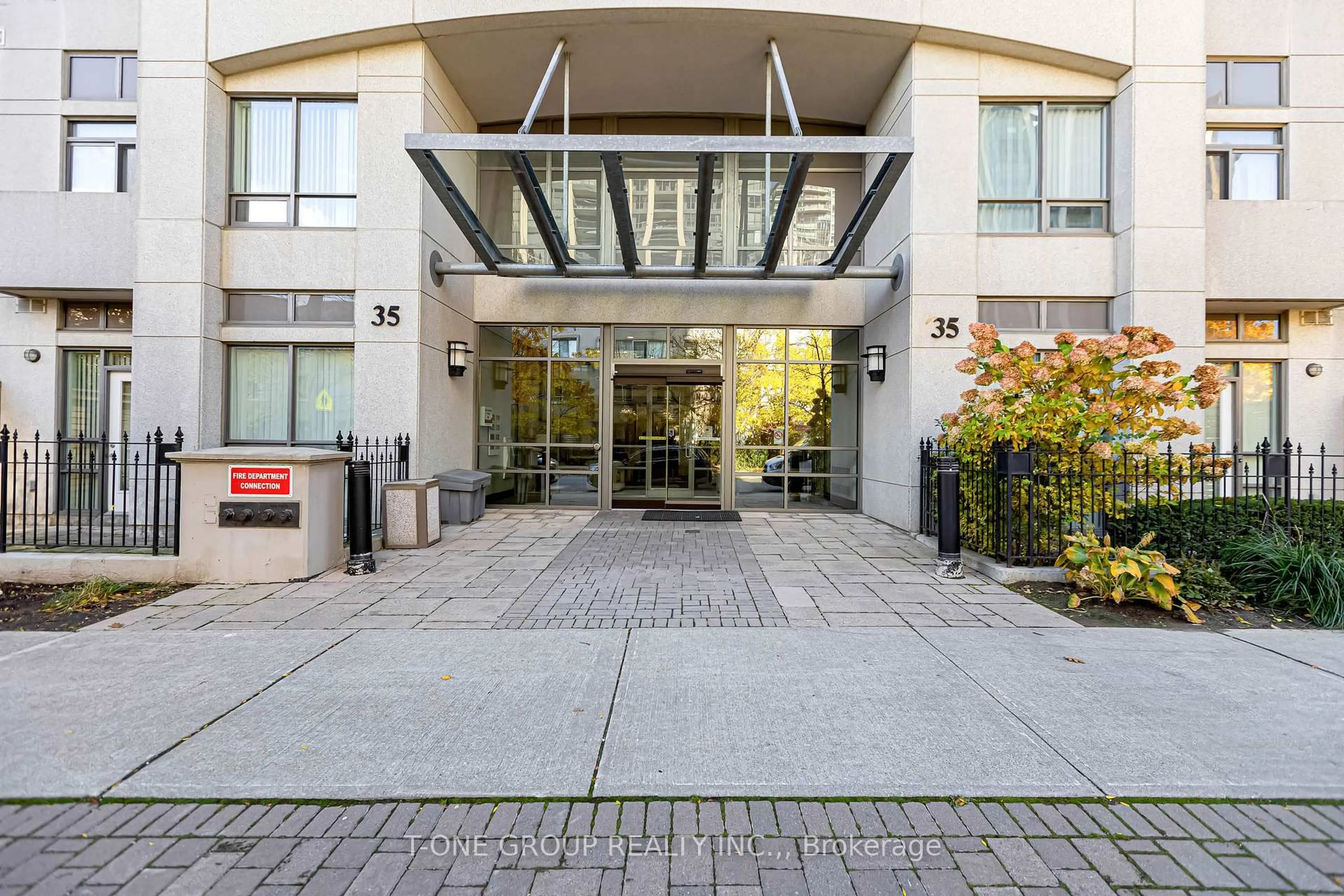 Indoor foyer for 35 Hollywood Ave #2112, Toronto Ontario M2N 0A9