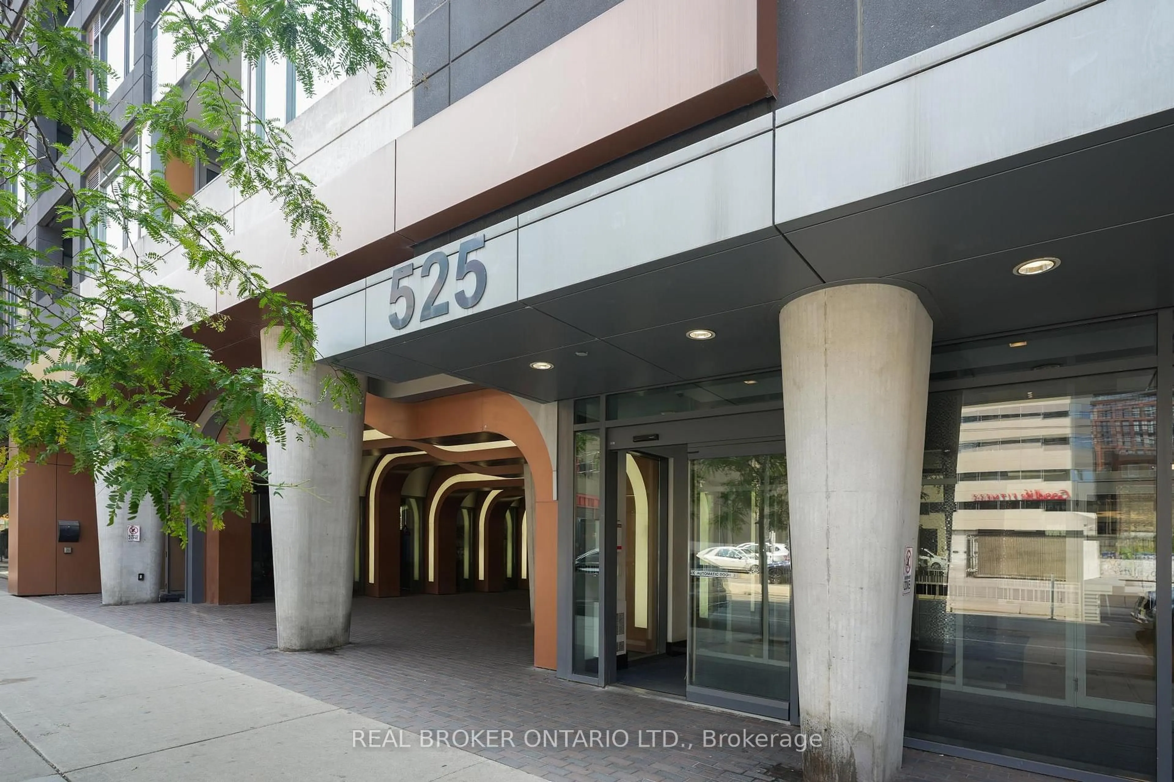 Indoor foyer for 525 Adelaide St #215, Toronto Ontario M5V 0N7