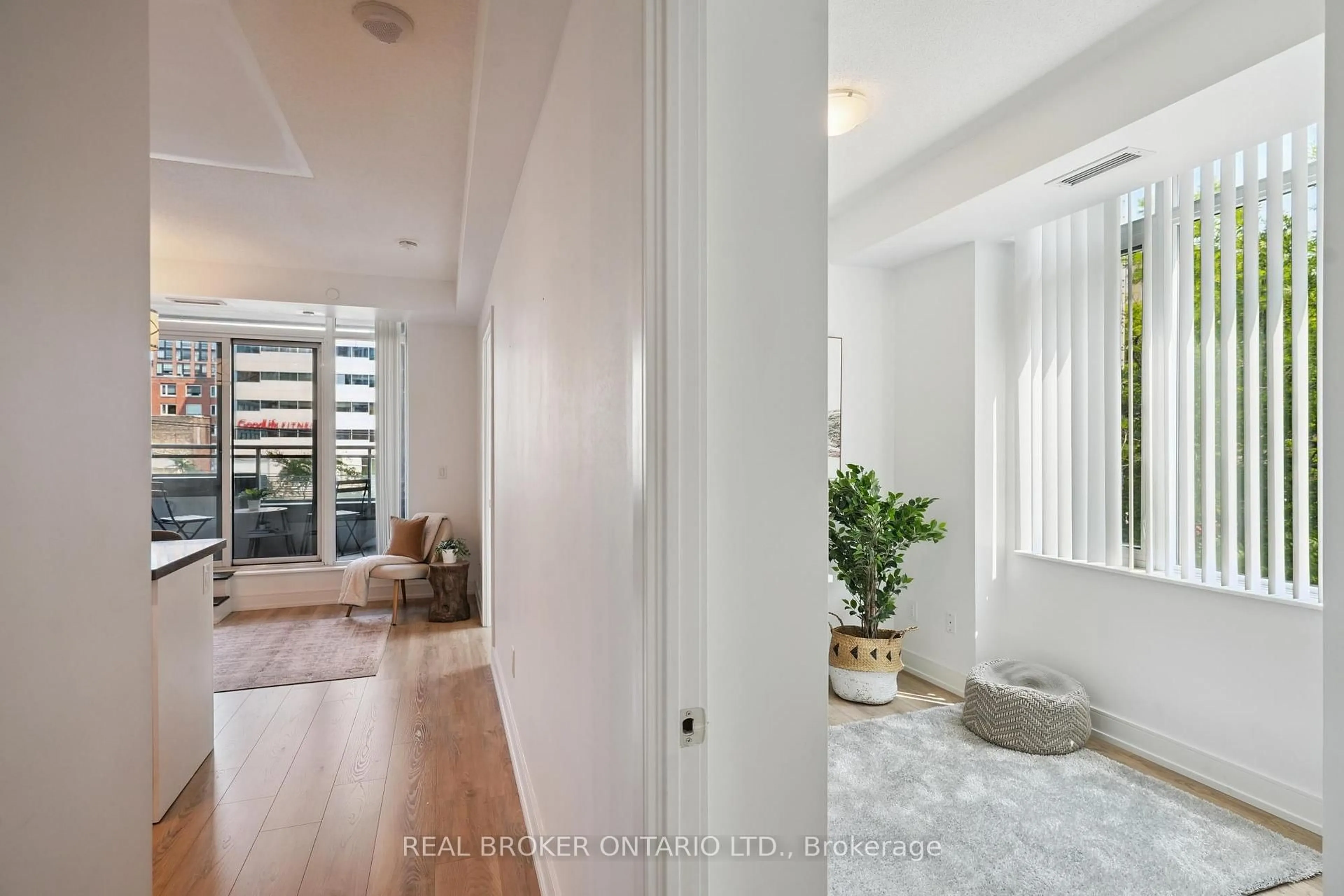 Indoor entryway for 525 Adelaide St #215, Toronto Ontario M5V 0N7