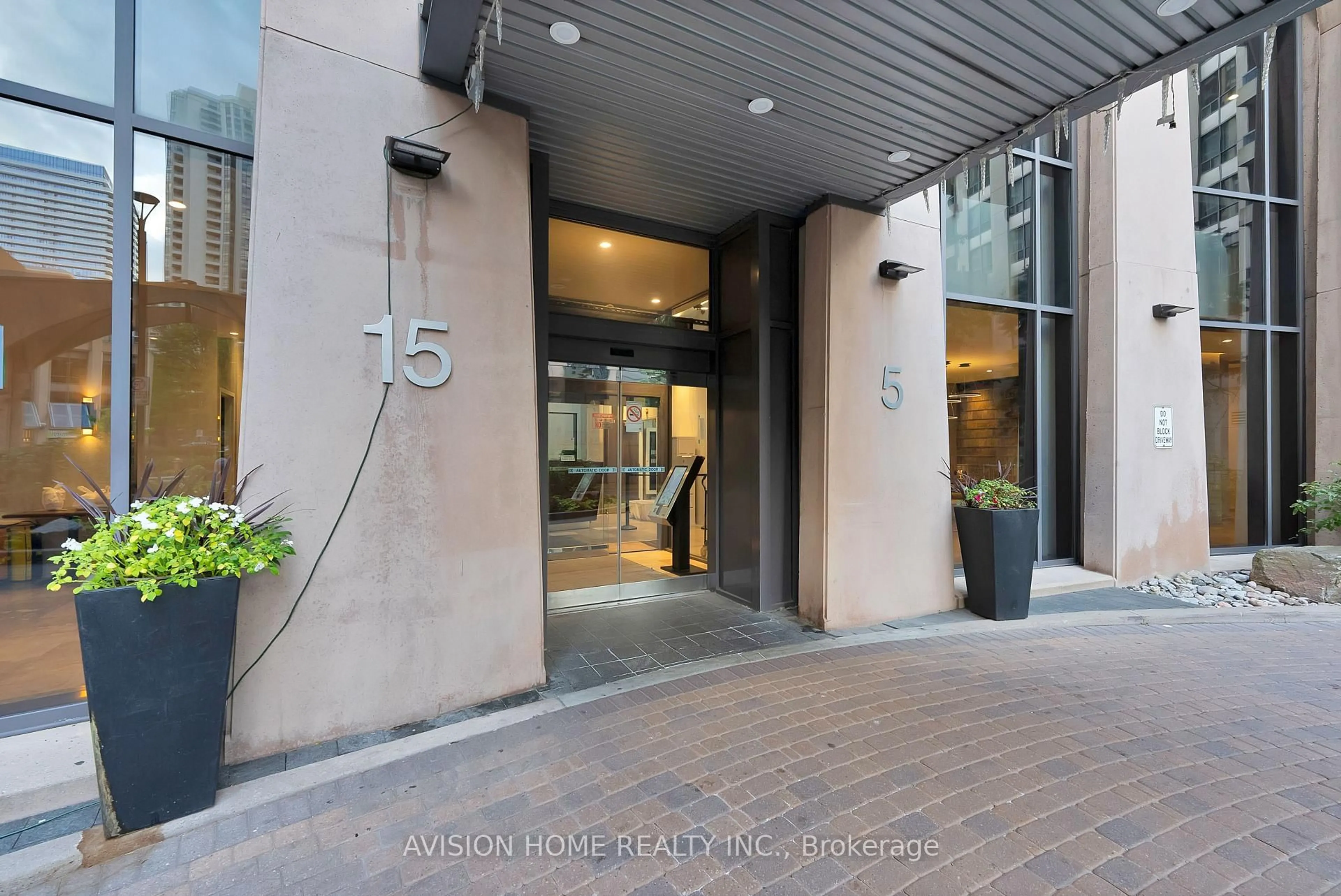 Indoor foyer for 5 Northtown Way #610, Toronto Ontario M2N 7A1