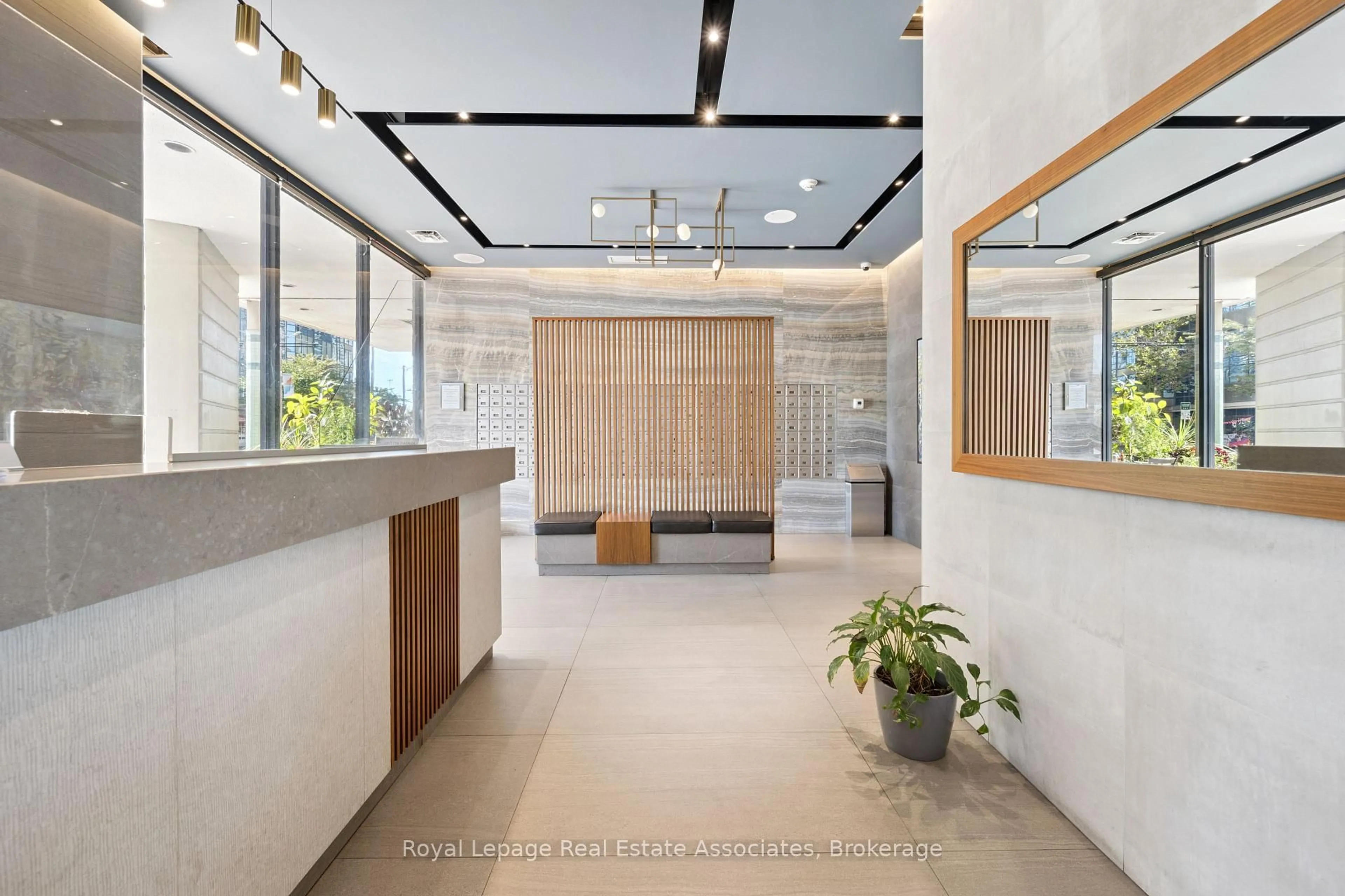 Indoor foyer for 260 Queens Quay #1004, Toronto Ontario M5J 2N3