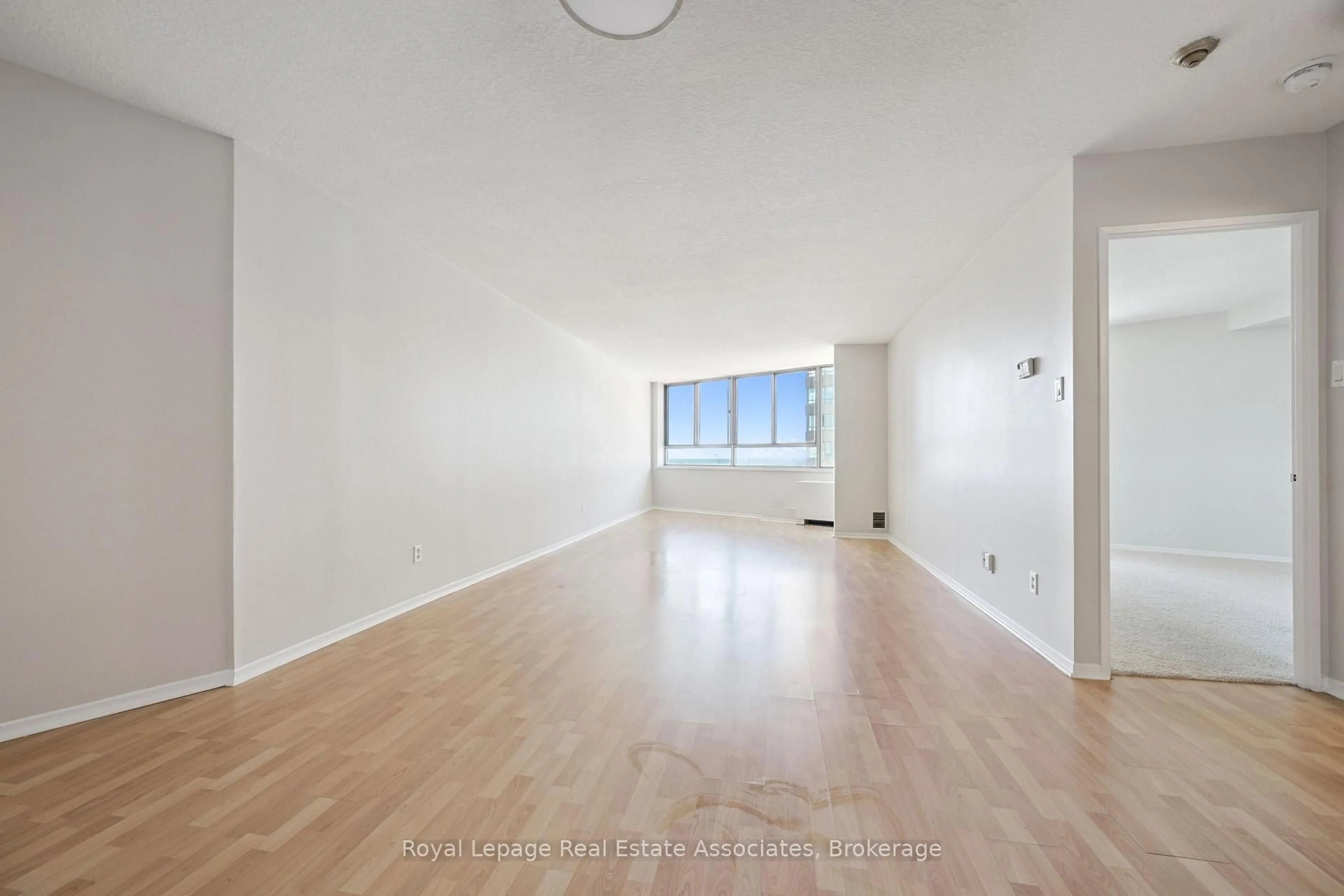 A pic of a room for 260 Queens Quay #1004, Toronto Ontario M5J 2N3