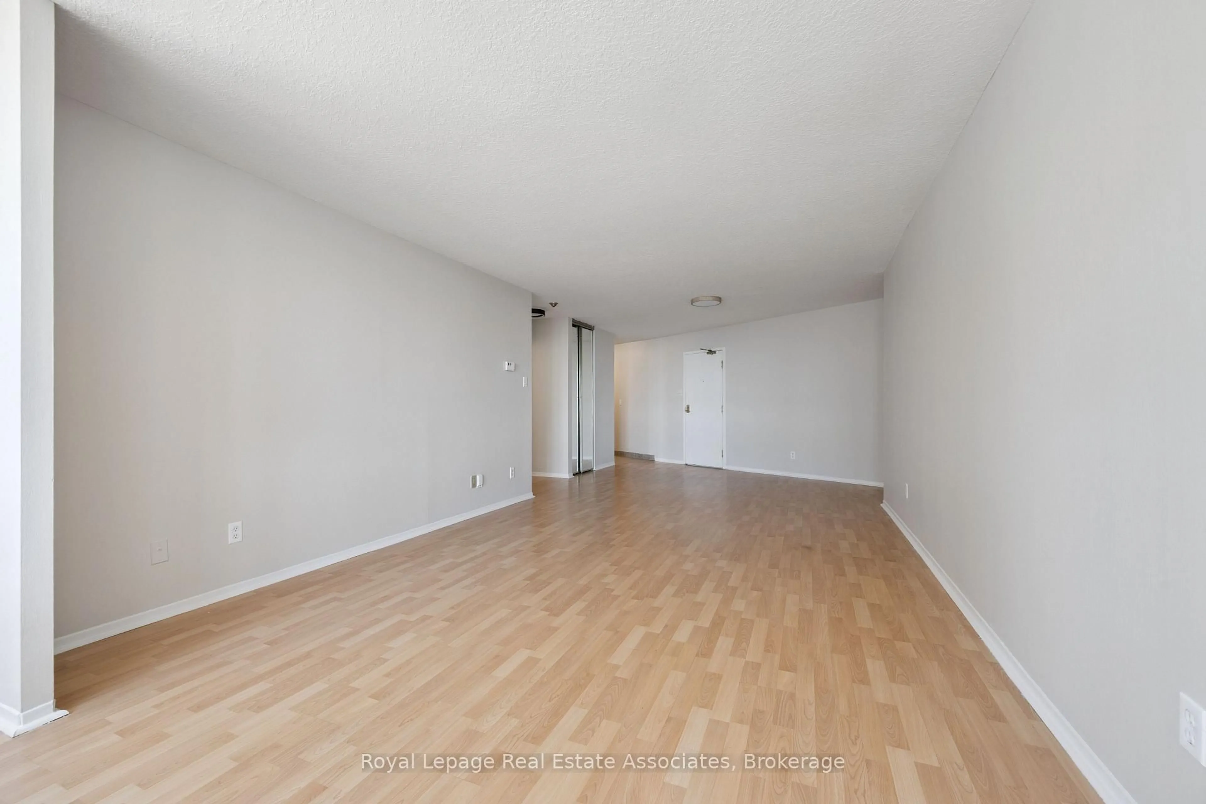 A pic of a room for 260 Queens Quay #1004, Toronto Ontario M5J 2N3